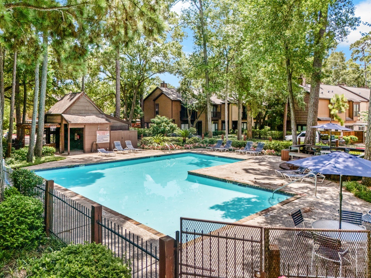 Located within Hudson Oaks, a gated community with 24-hour manned security, three community pools, and beautifully maintained wooded grounds.