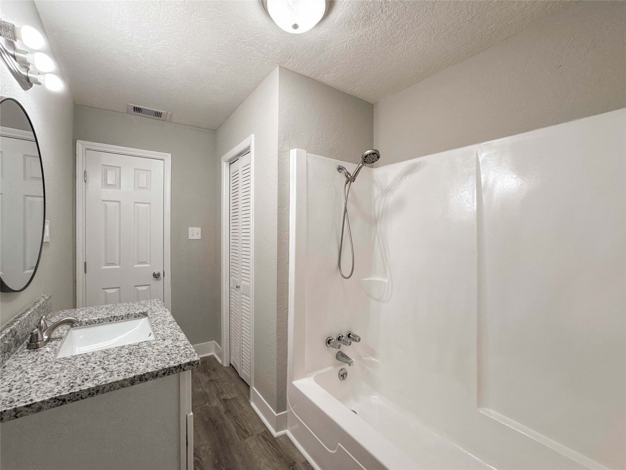 121 Lake Road, La Marque, TX 77568