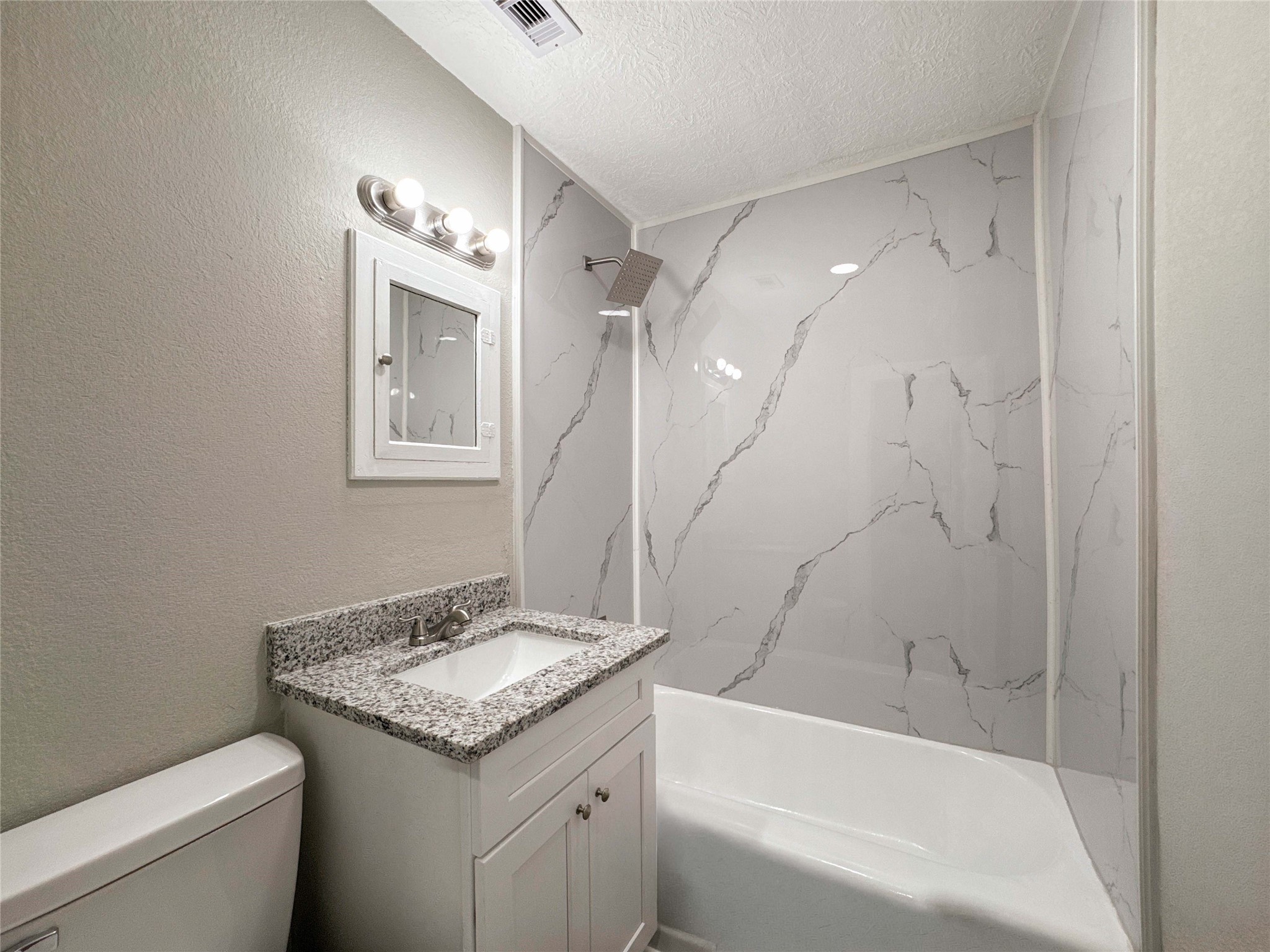 121 Lake Road, La Marque, TX 77568