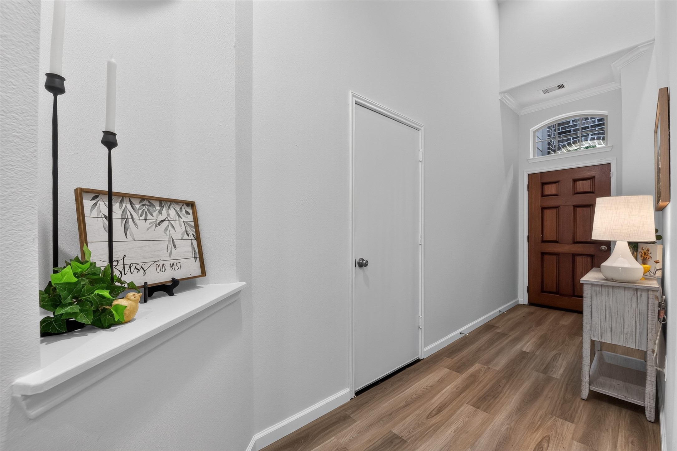 Step inside to find a fantastic floor plan with an art niche at the end of the entry. Recent interior paint throughout! Step inside to find a fantastic floor plan with an art niche at the end of the entry. Recent interior paint throughout!