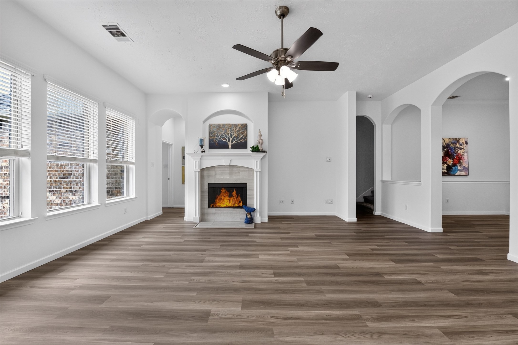 Large open arches add nice architectural touches. Large open arches add nice architectural touches.