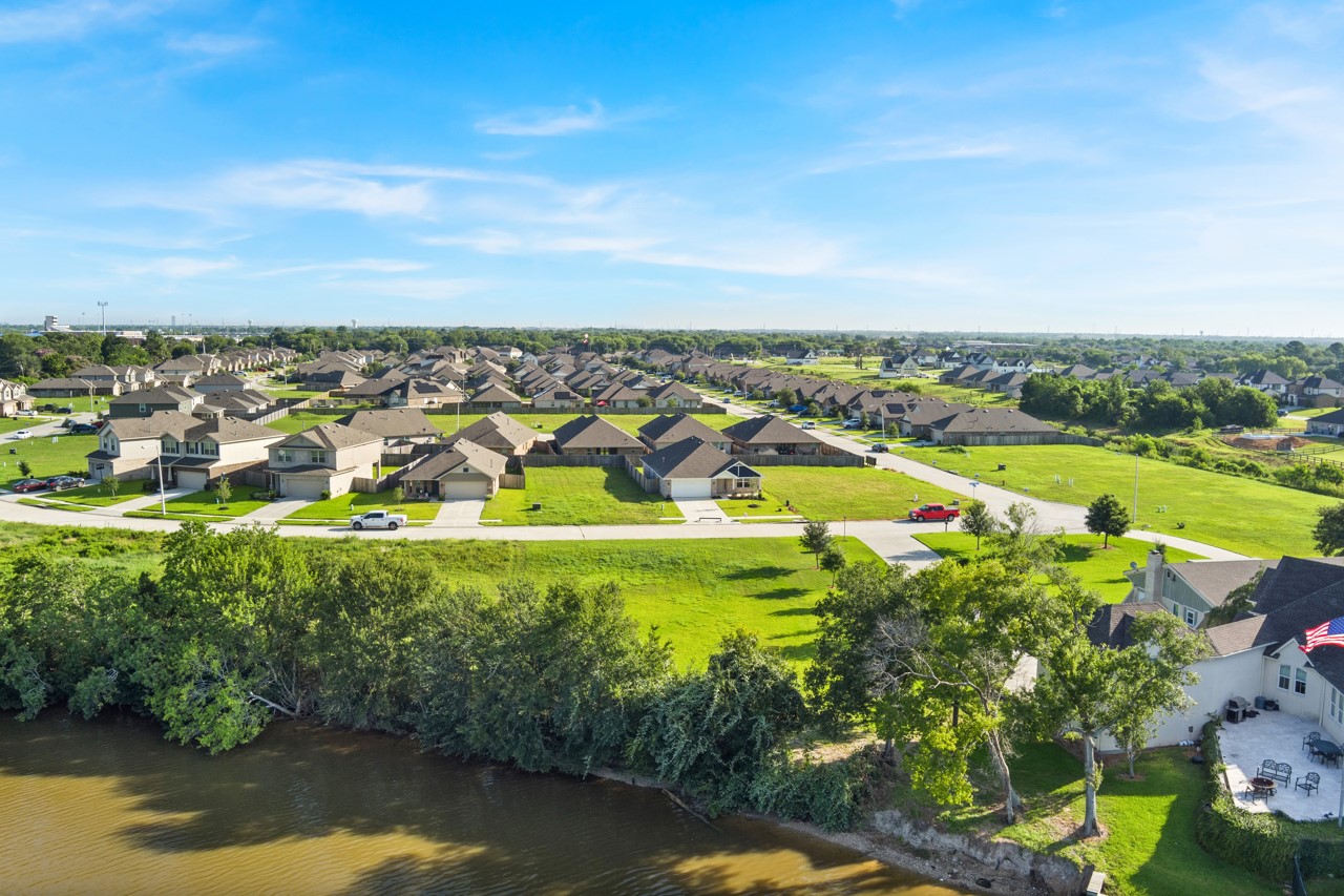 4440 E Bayou Maison Circle, Dickinson, TX 77539