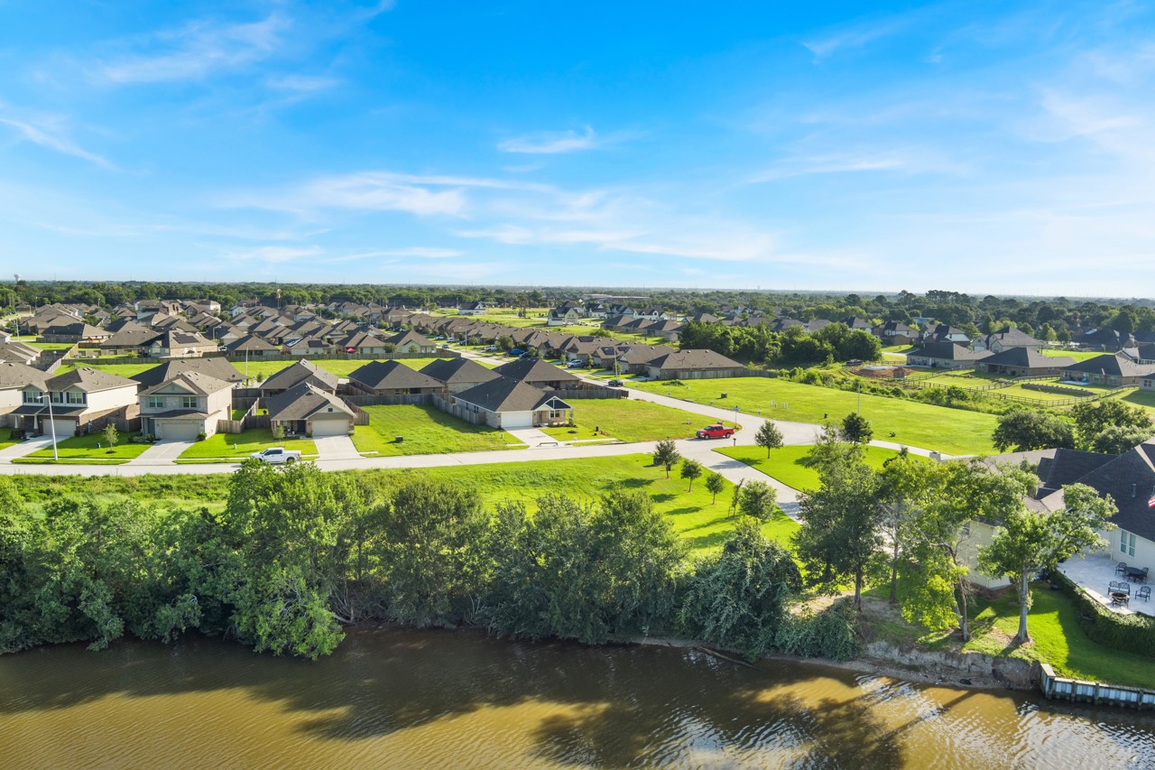 4440 E Bayou Maison Circle, Dickinson, TX 77539