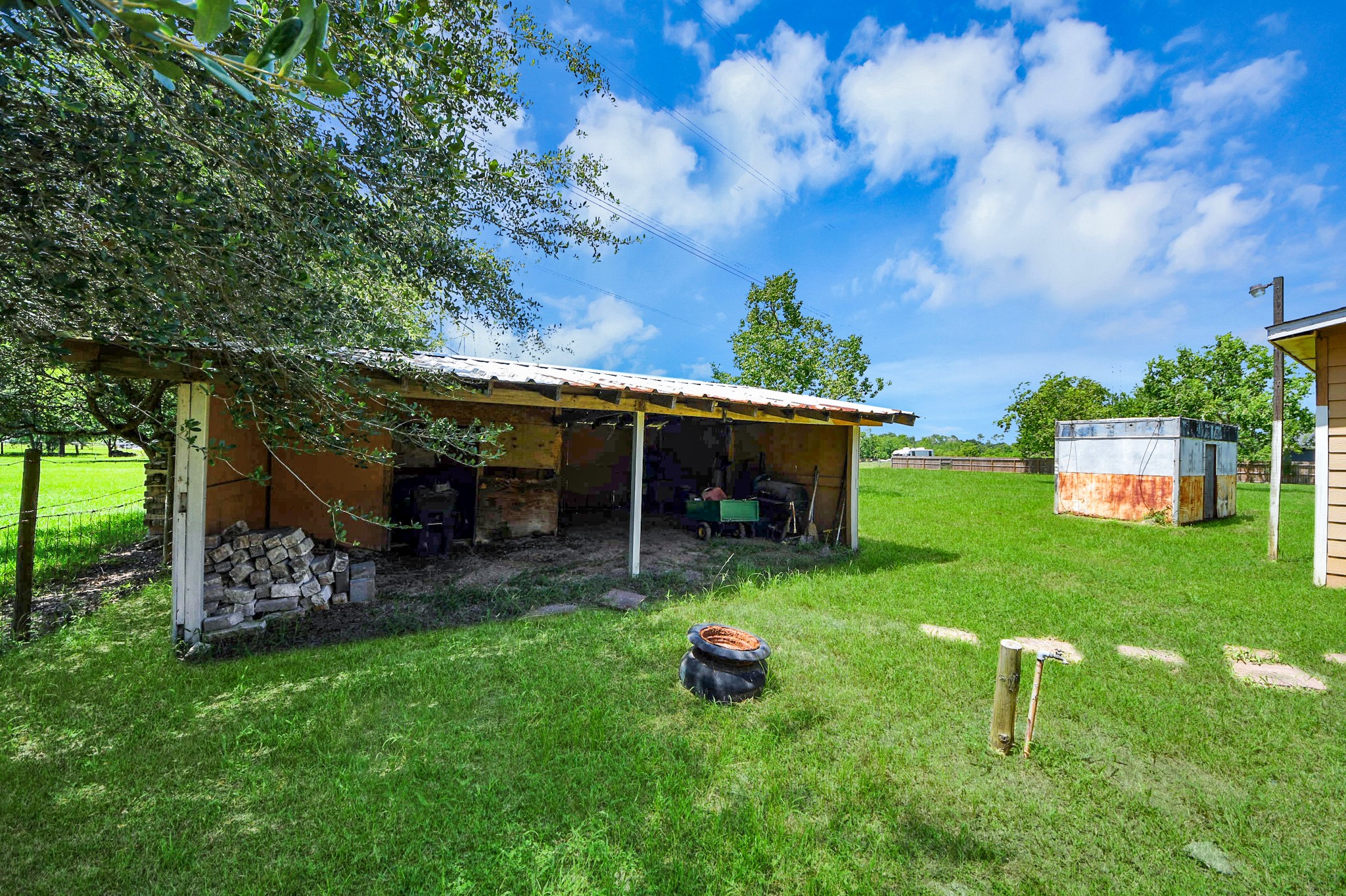 694 County Road 941, Alvin, TX 77511