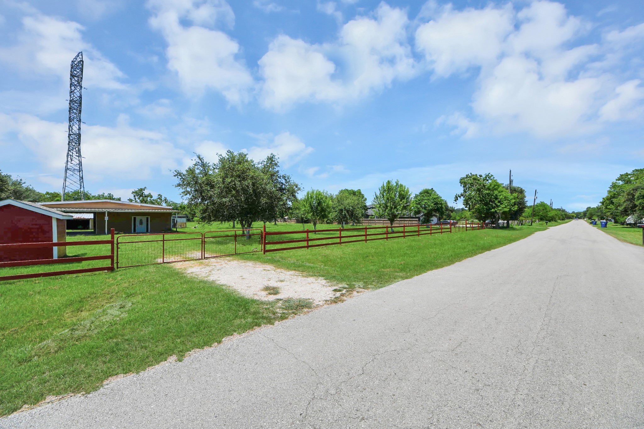 694 County Road 941, Alvin, TX 77511