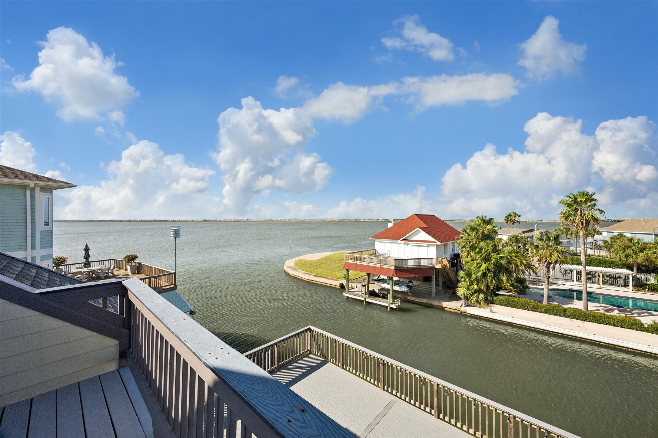 1534 Windsong Way, Tiki Island, TX 77554