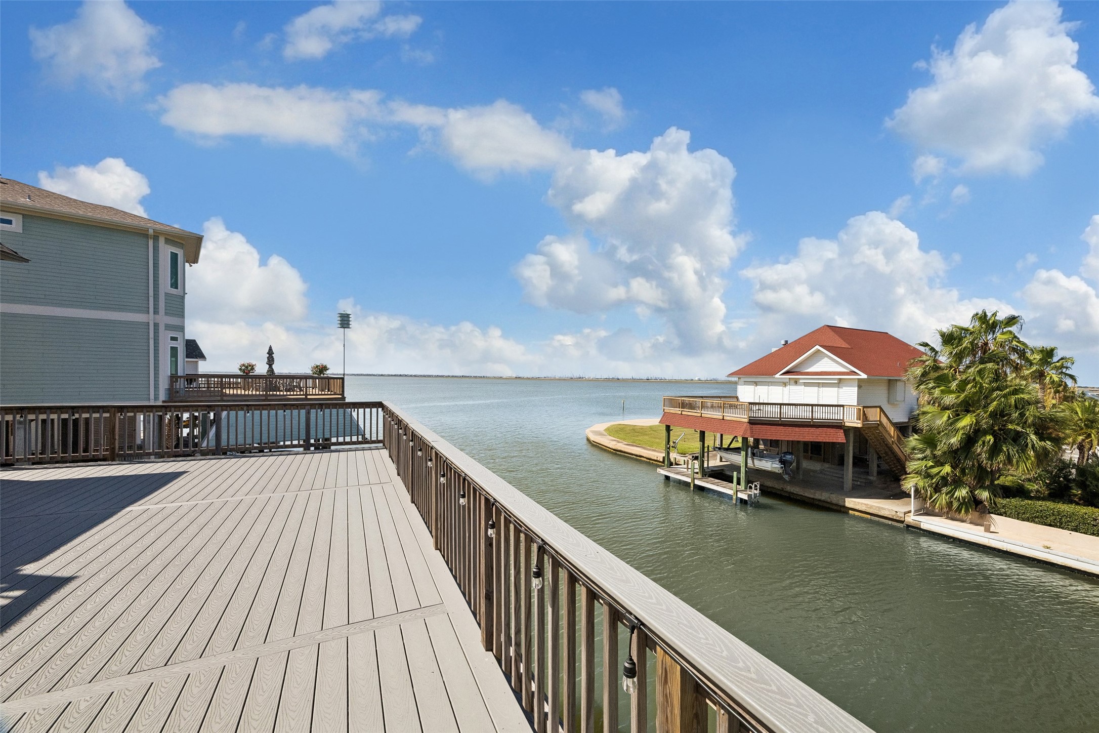 1534 Windsong Way, Tiki Island, TX 77554