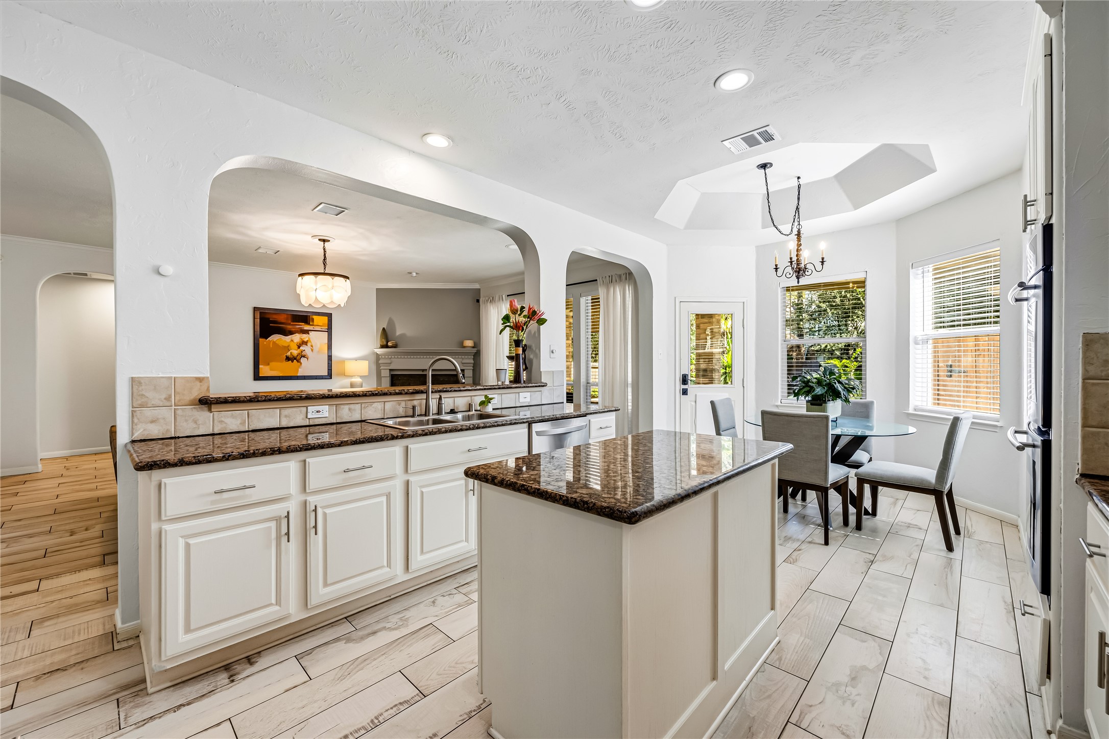 136 S Goldenvine Circle, The Woodlands, TX 77382
