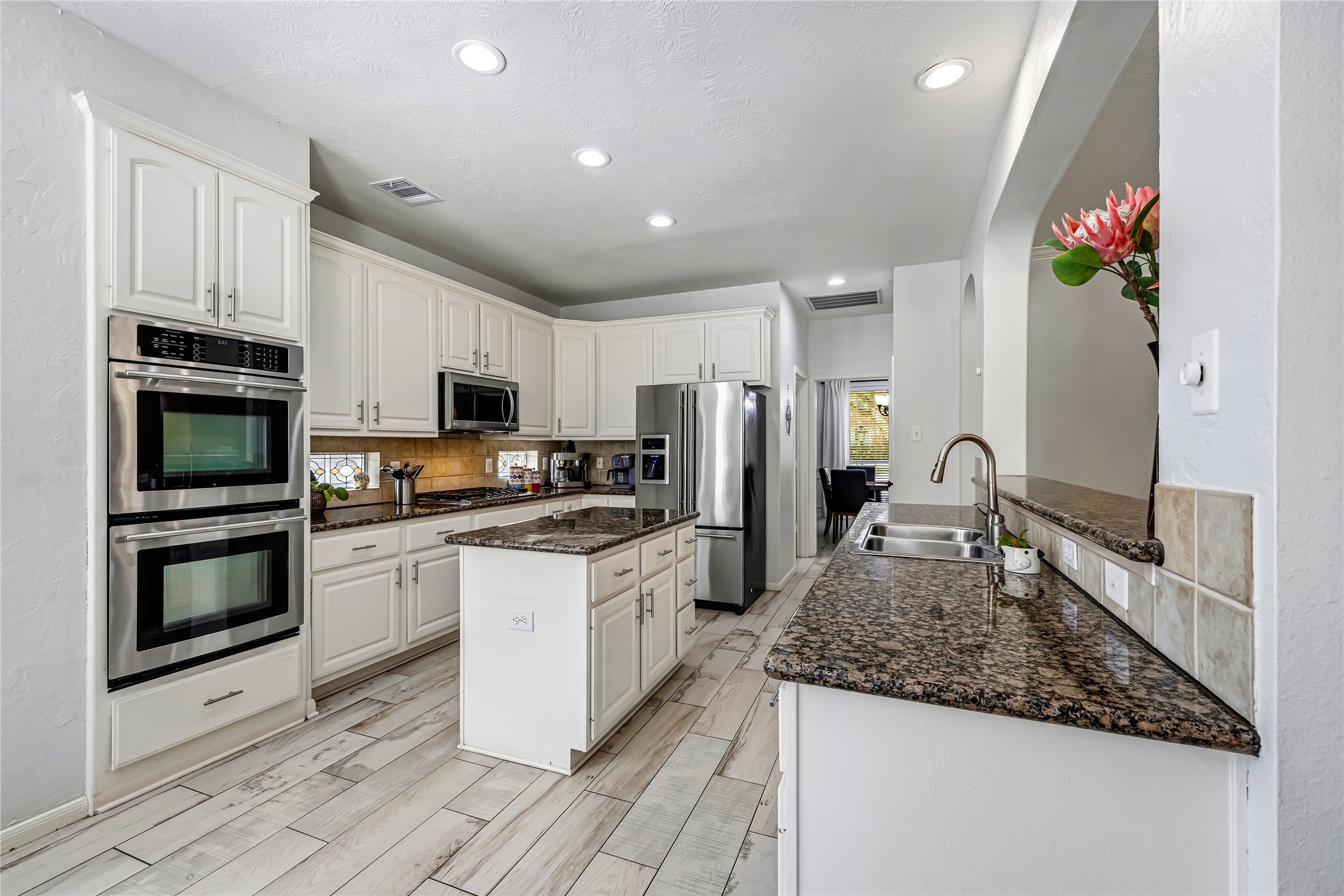 136 S Goldenvine Circle, The Woodlands, TX 77382