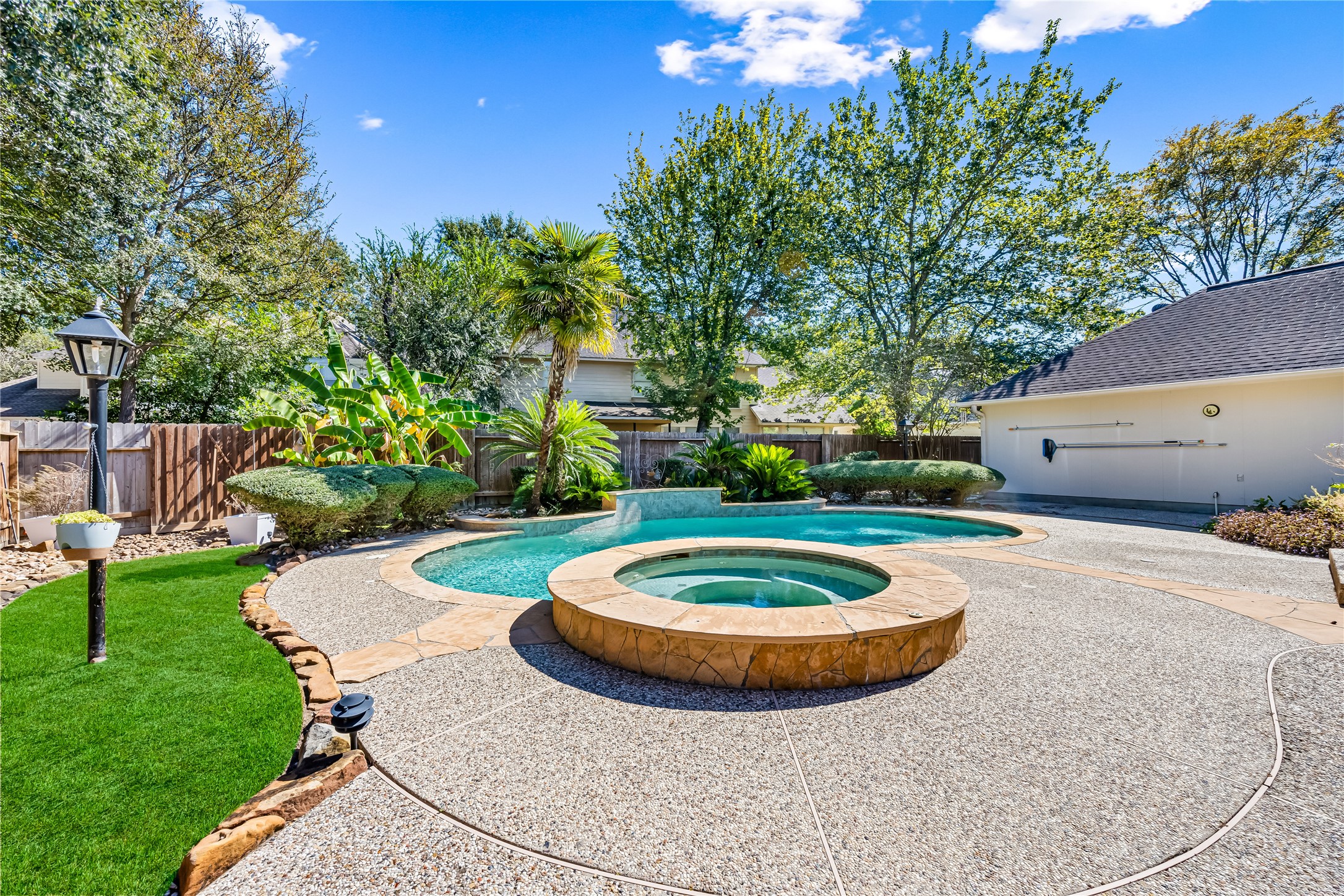 136 S Goldenvine Circle, The Woodlands, TX 77382