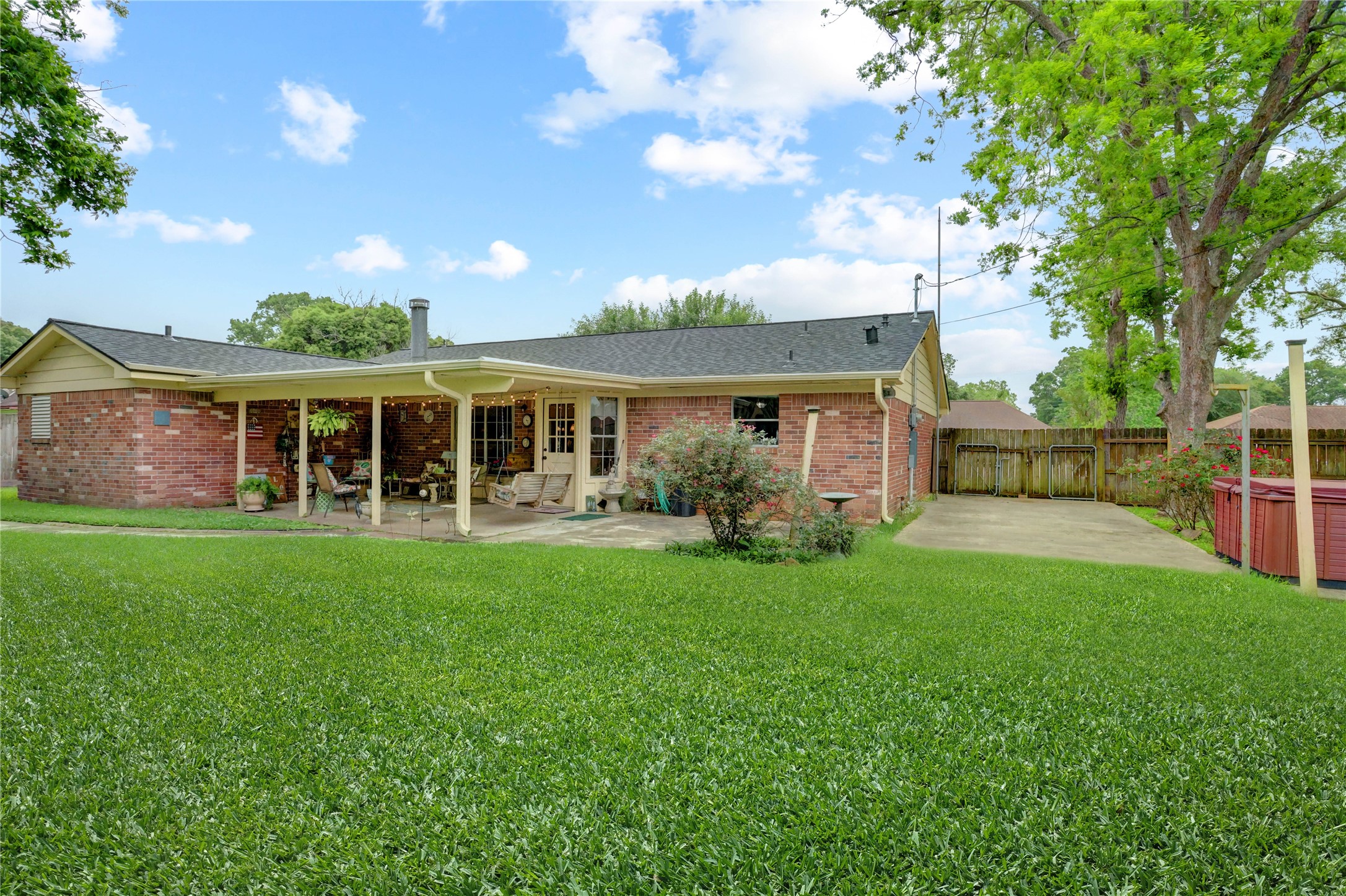 8026 Leigh Road, Hitchcock, TX 77563