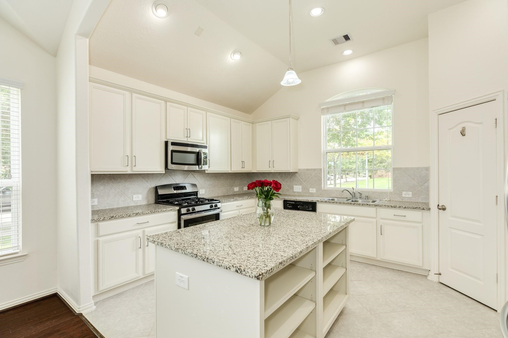 101 Long Meadow Court, Clute, TX 77531
