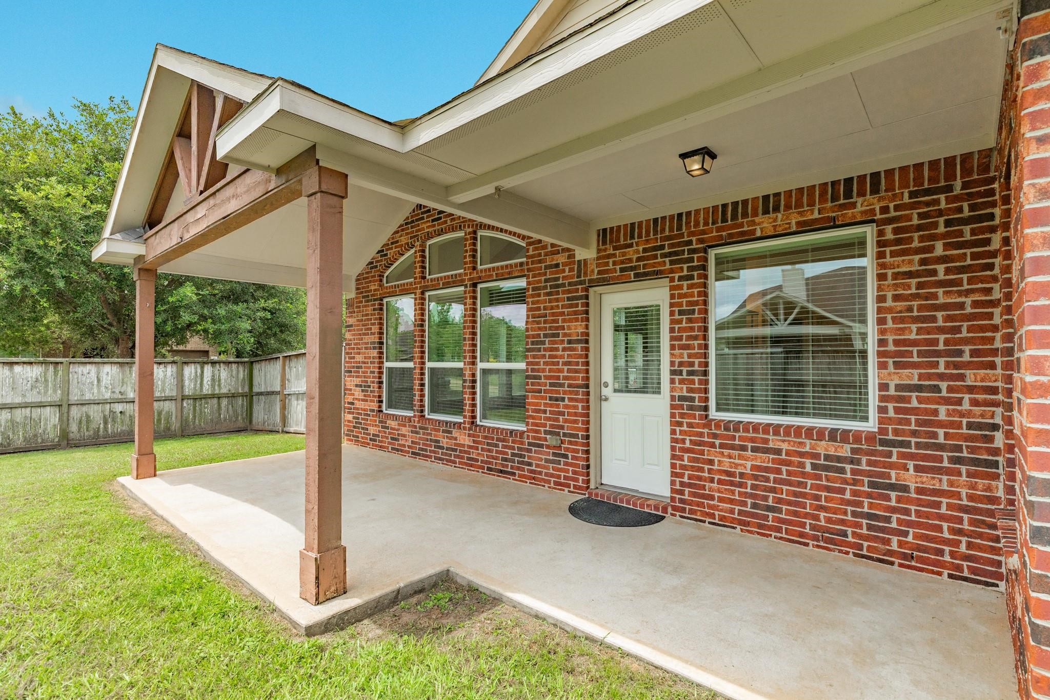101 Long Meadow Court, Clute, TX 77531