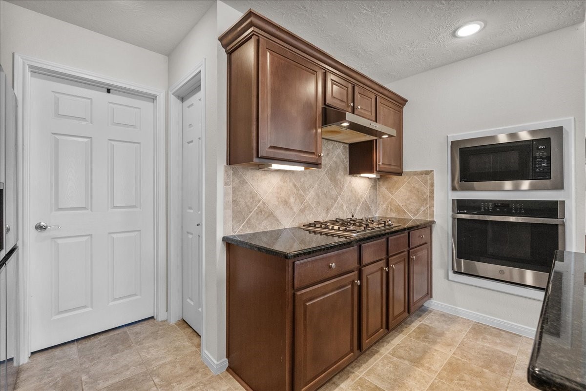 Chef's eat-in island kitchen features 42" cabinets with crown molding, granite countertops, stainless steel appliances and a breakfast bar
