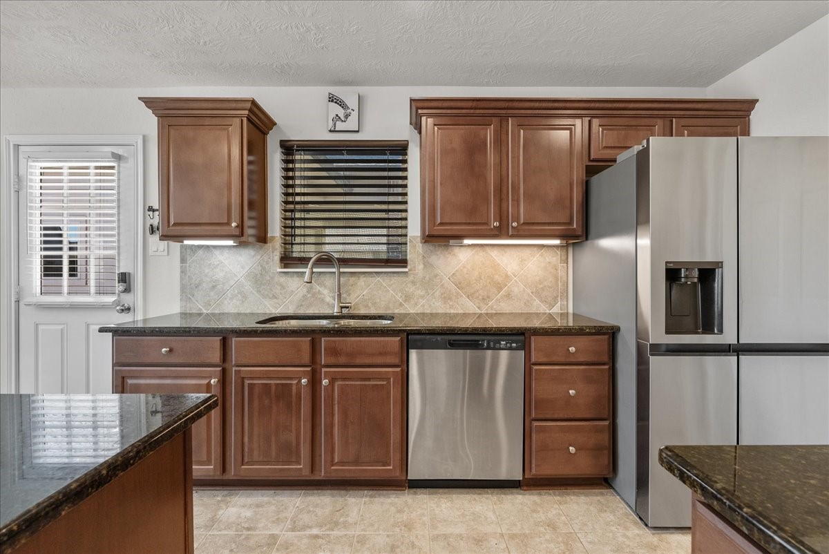 Chef's eat-in island kitchen features 42" cabinets with crown molding, granite countertops, stainless steel appliances and a breakfast bar