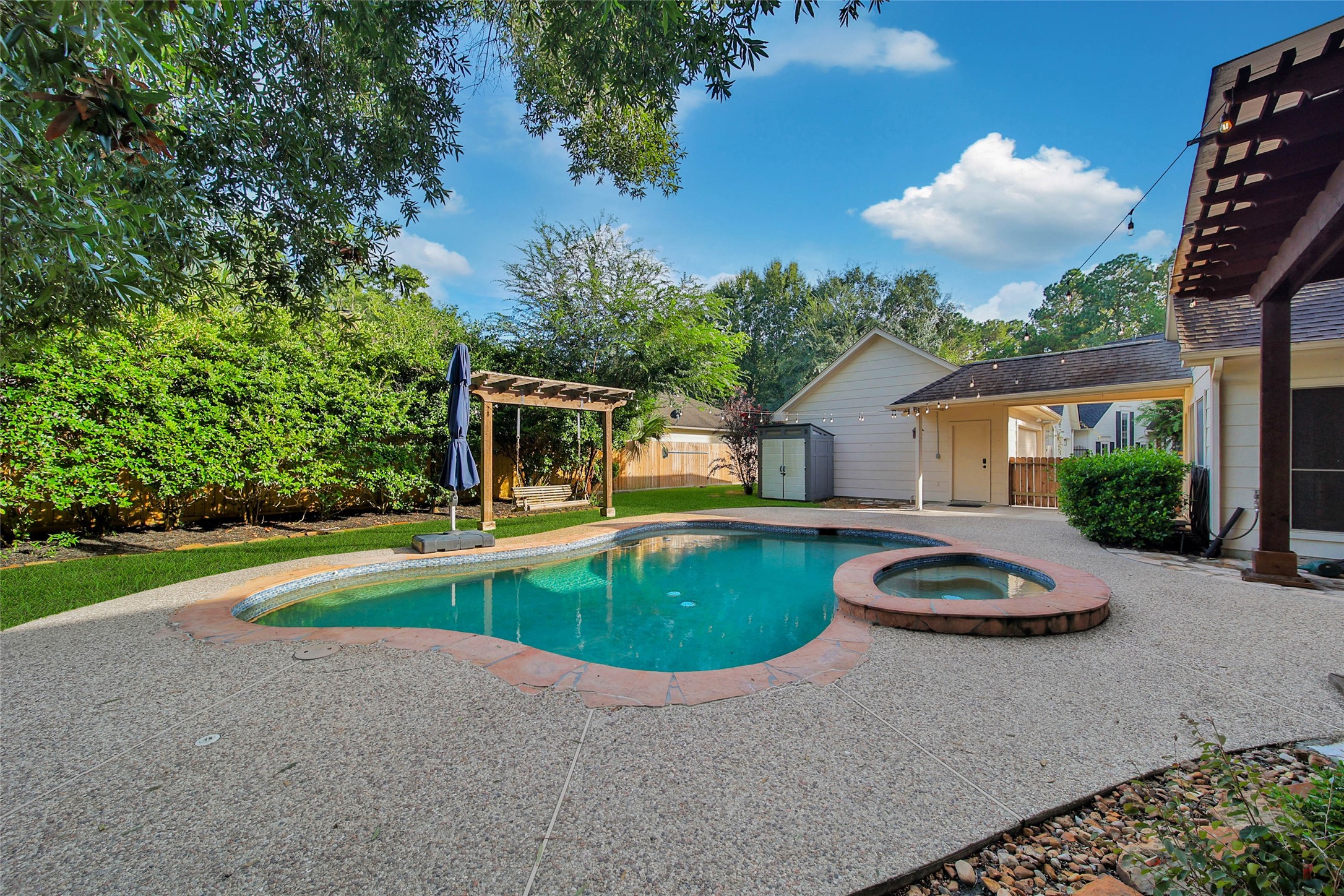 Large pool and spa with lagoon style color finish and Pebble Tec for durability. Large pool and spa with lagoon style color finish and Pebble Tec for durability.