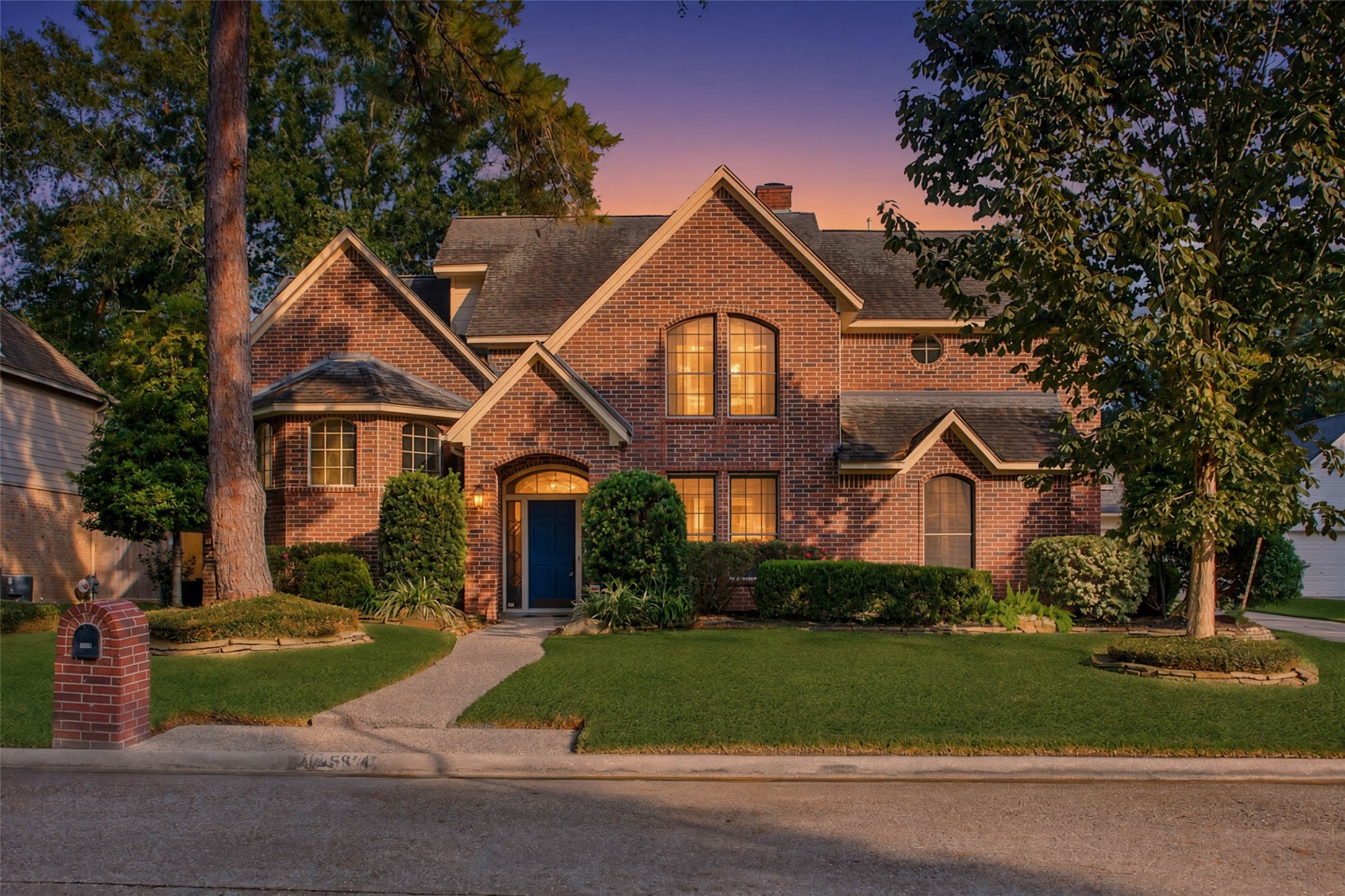 Welcome to 5814 Woodland Creek located in a cul-de-sac in Sand Creek Village. Sought after location, and close to Riverwood Middle School. Welcome to 5814 Woodland Creek located in a cul-de-sac in Sand Creek Village. Sought after location, and close to Riverwood Middle School.
