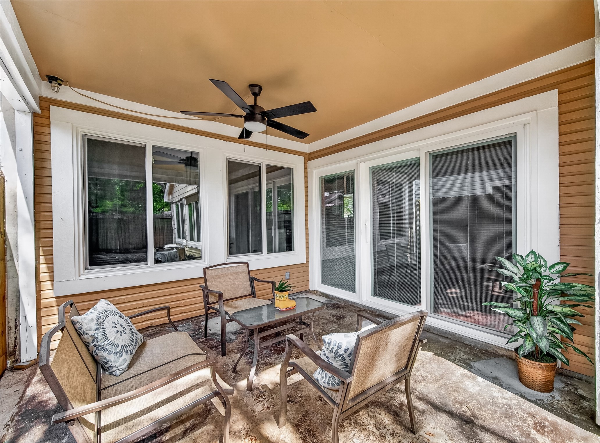 Sliding new doors connects the family area with the patio.