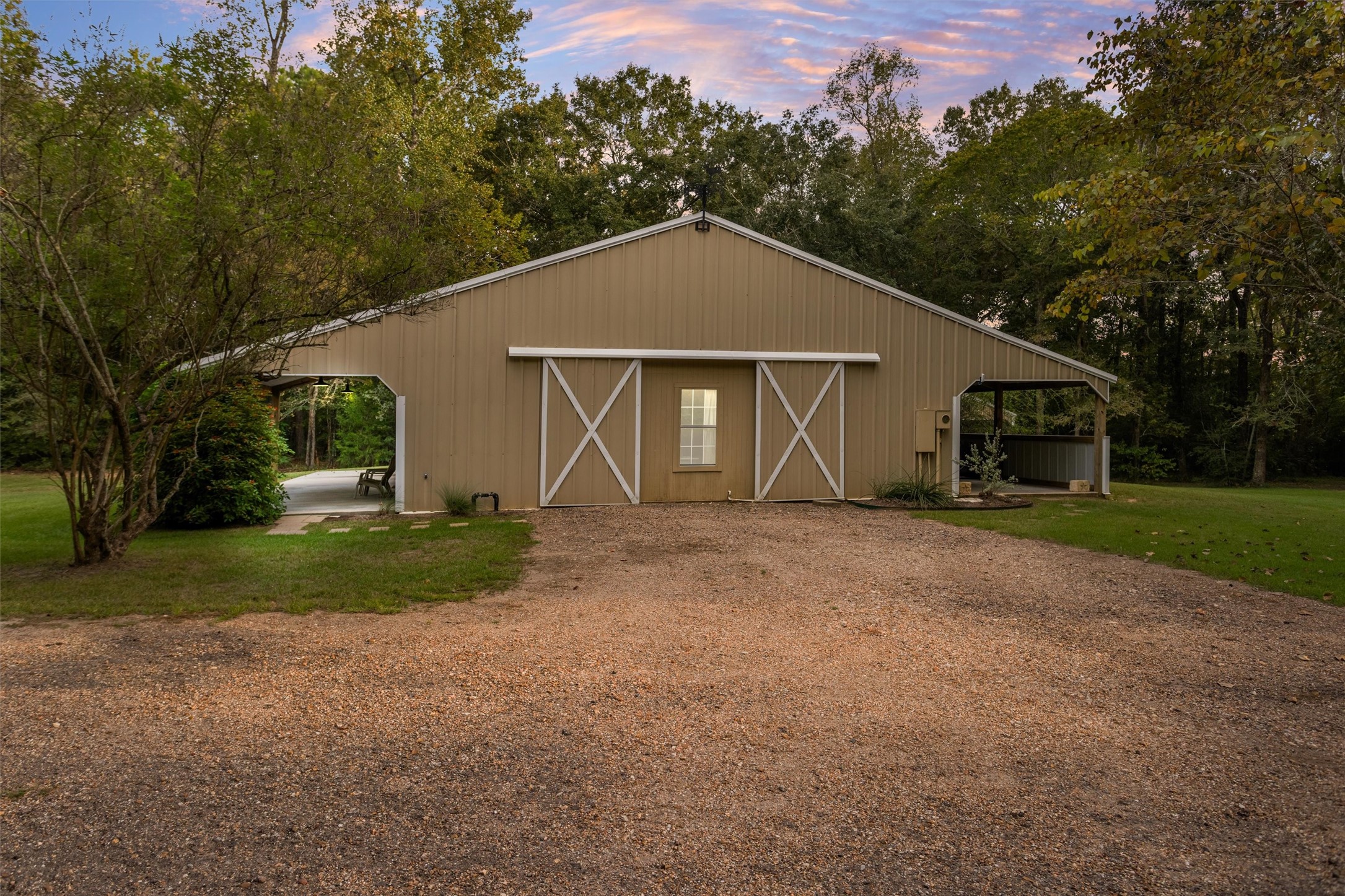 Second building with guest quarters and a workshop