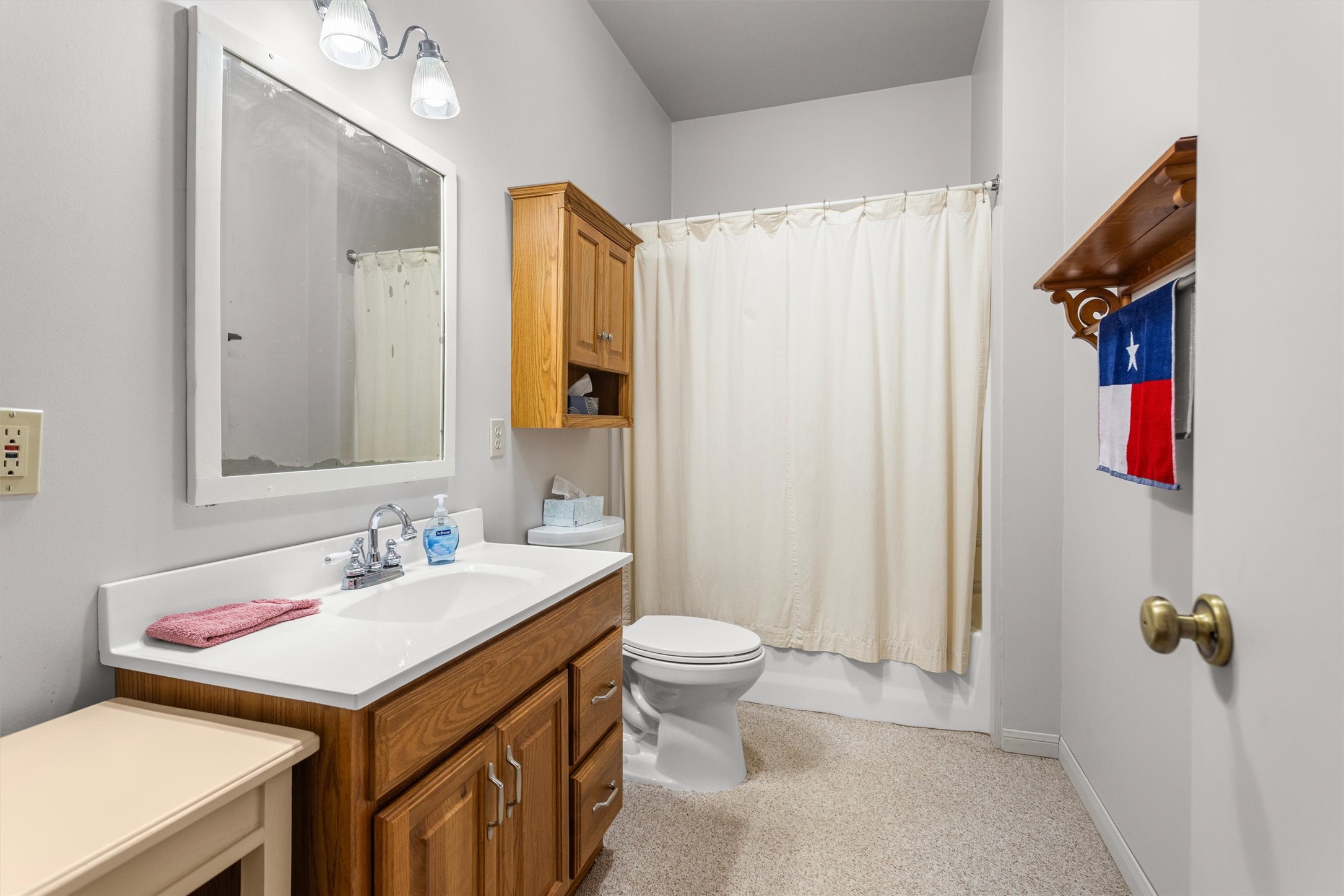 Full bath in the guest quarters
