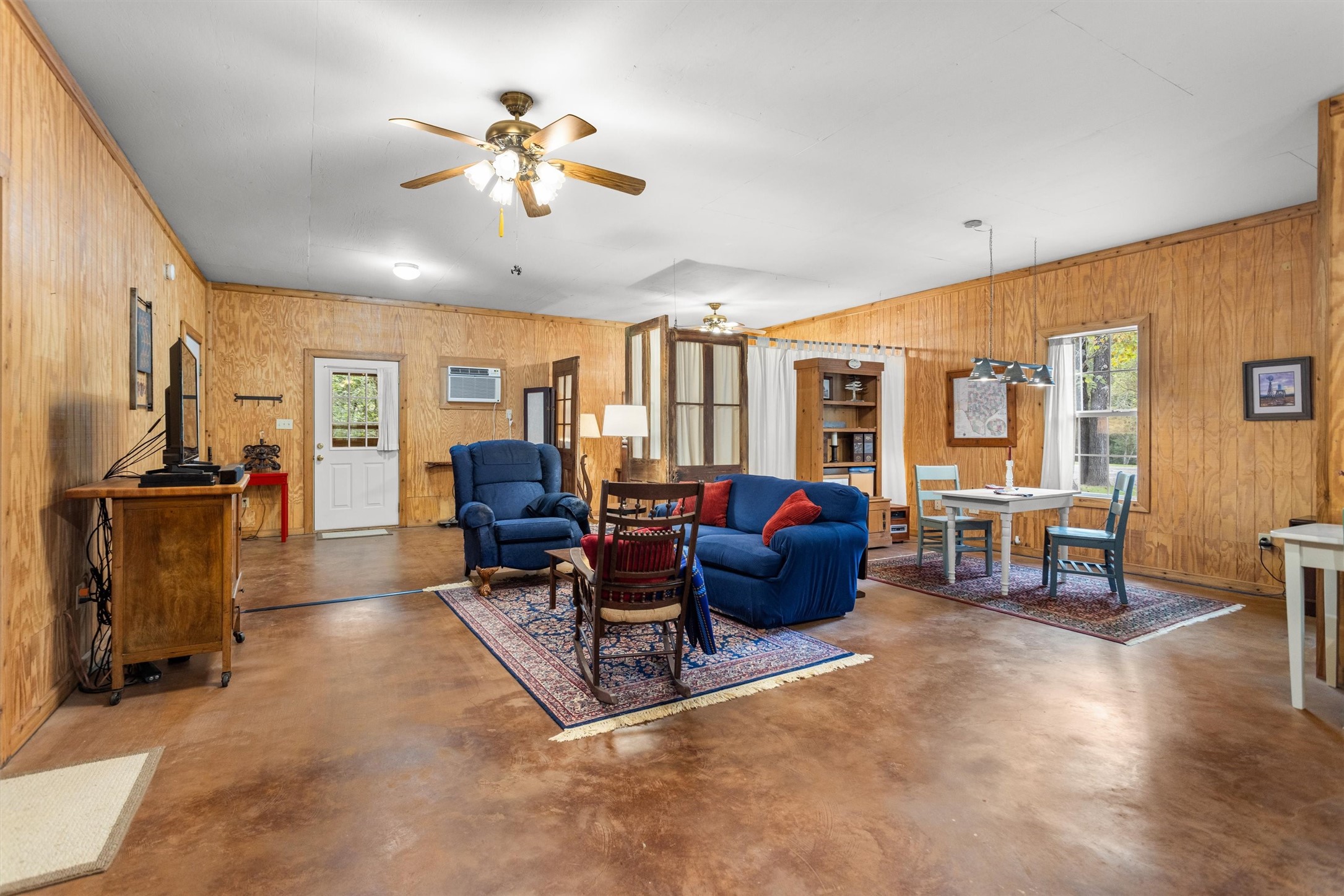 Guest living area, ideal for family or visitors