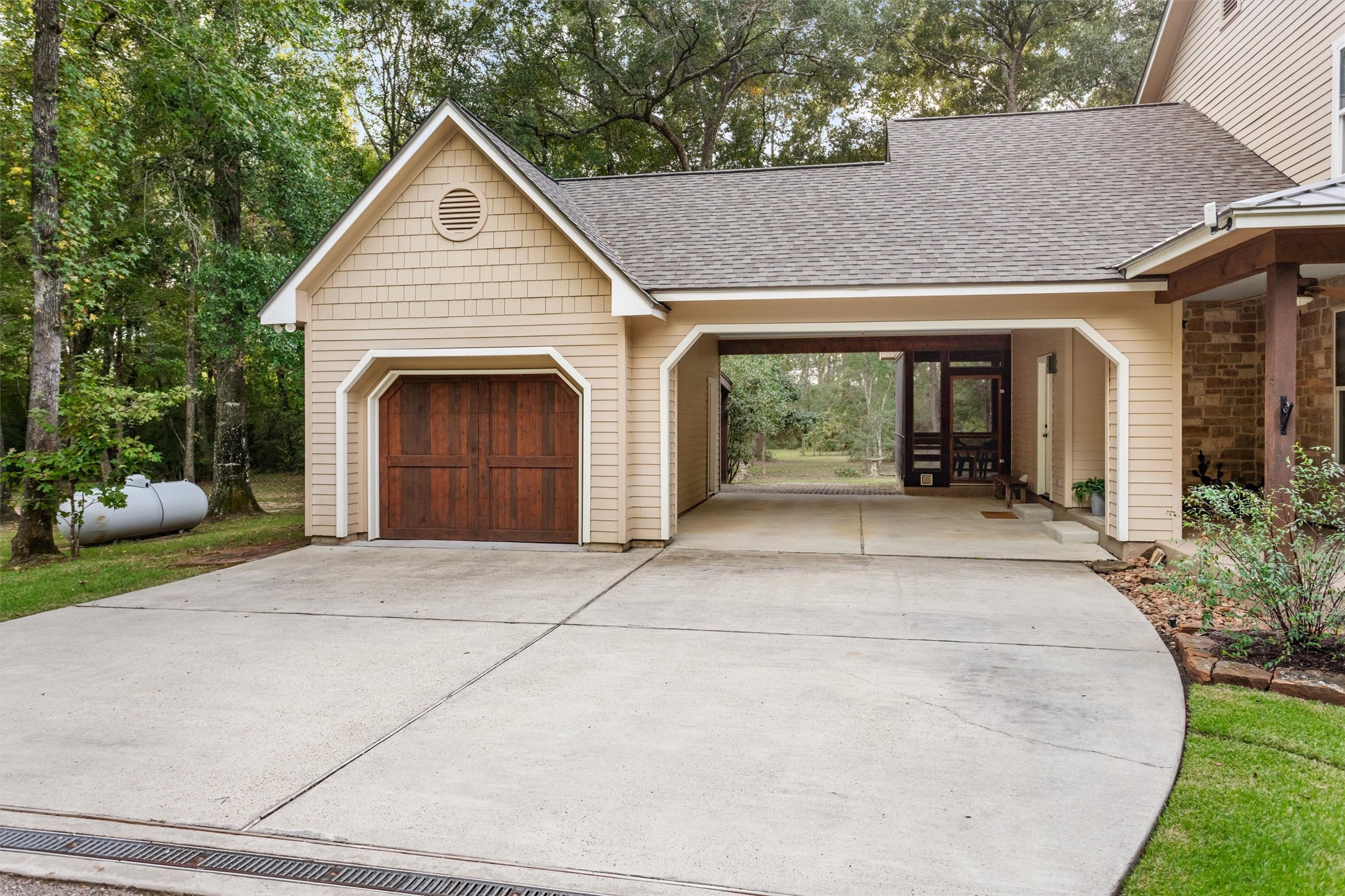 Attached garage and carport for extra parking