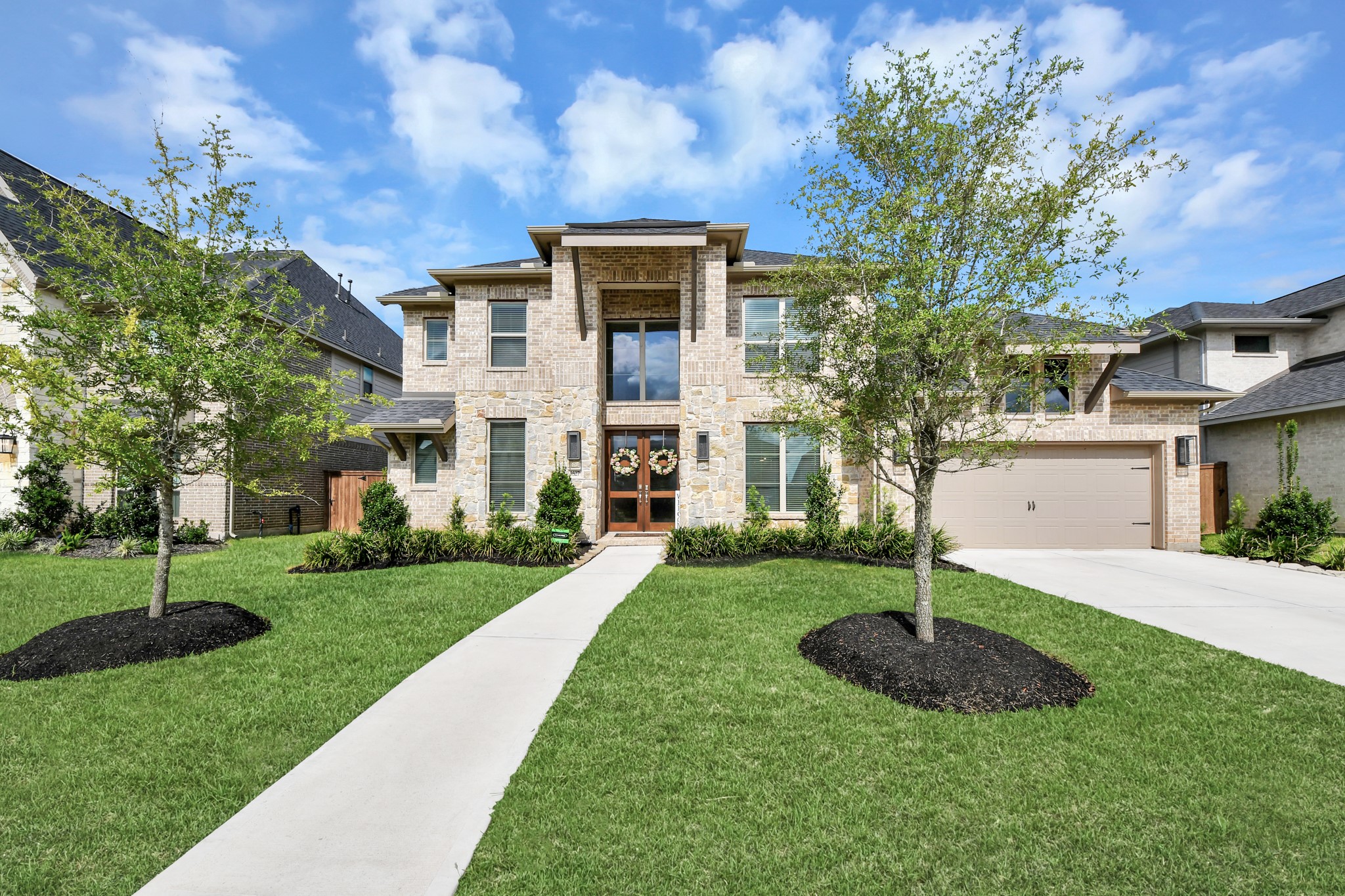 Beautiful exterior with strong curb appeal and inviting entry. Beautiful exterior with strong curb appeal and inviting entry.