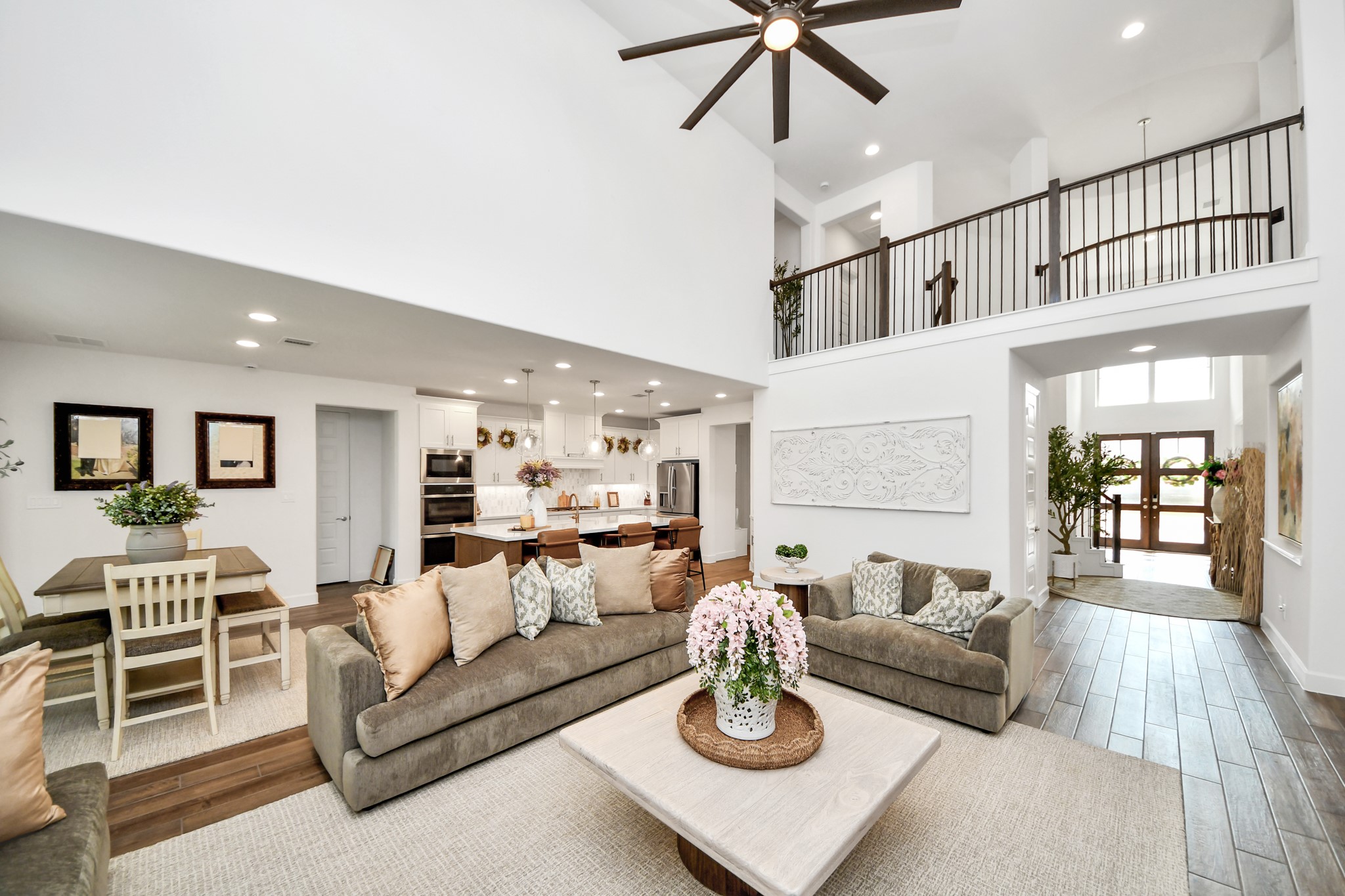 2 story celings throughout the living room 2 story celings throughout the living room