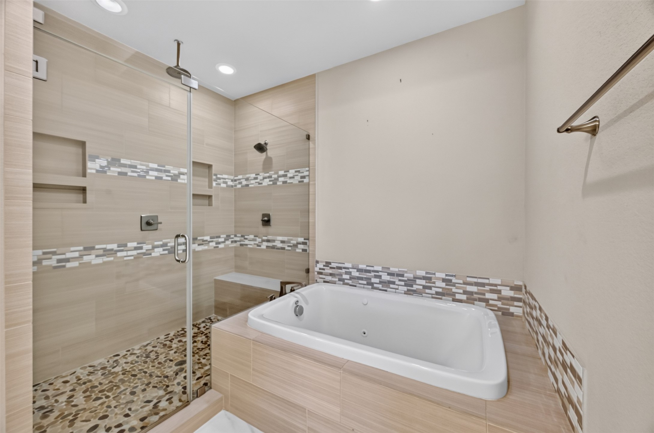 Jetted soaking tub