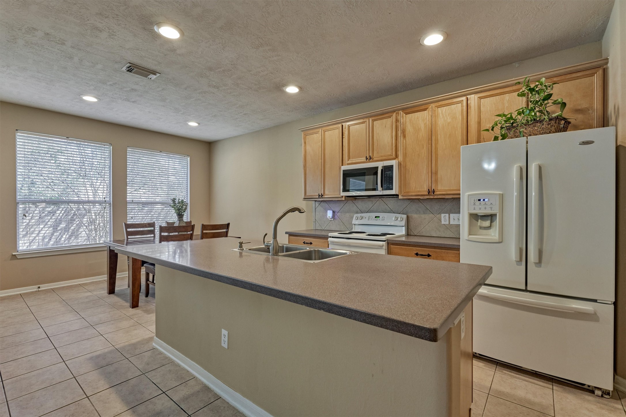 38 E Burberry Circle, The Woodlands, TX 77384