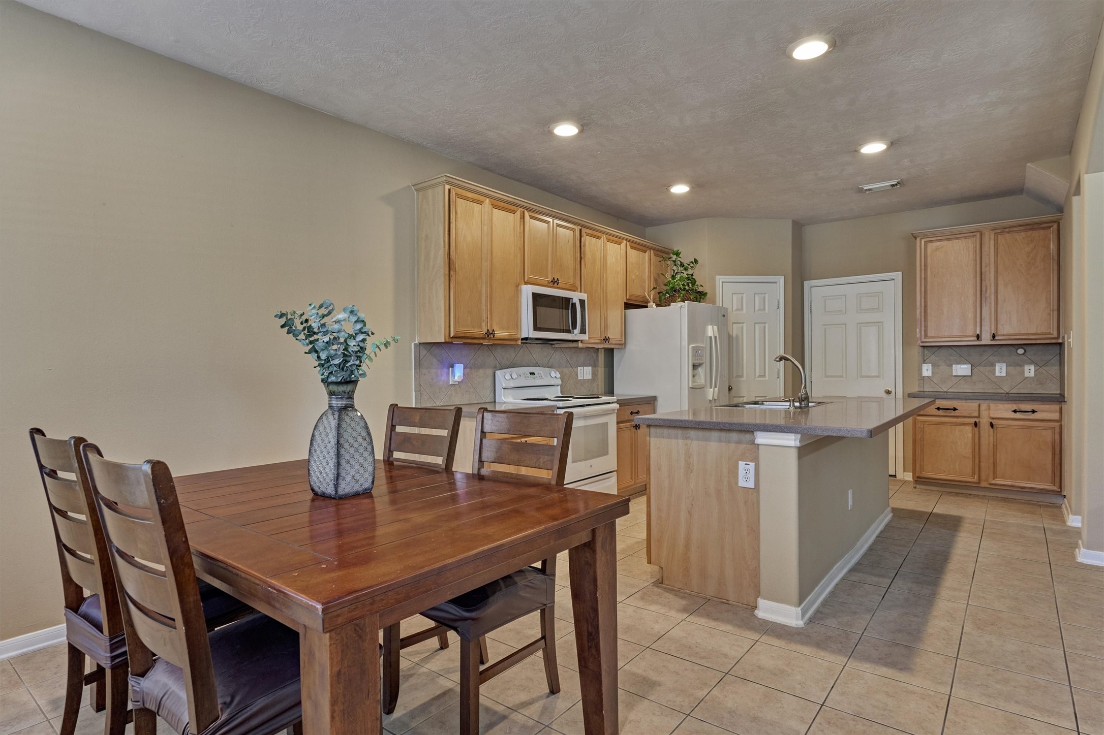 38 E Burberry Circle, The Woodlands, TX 77384