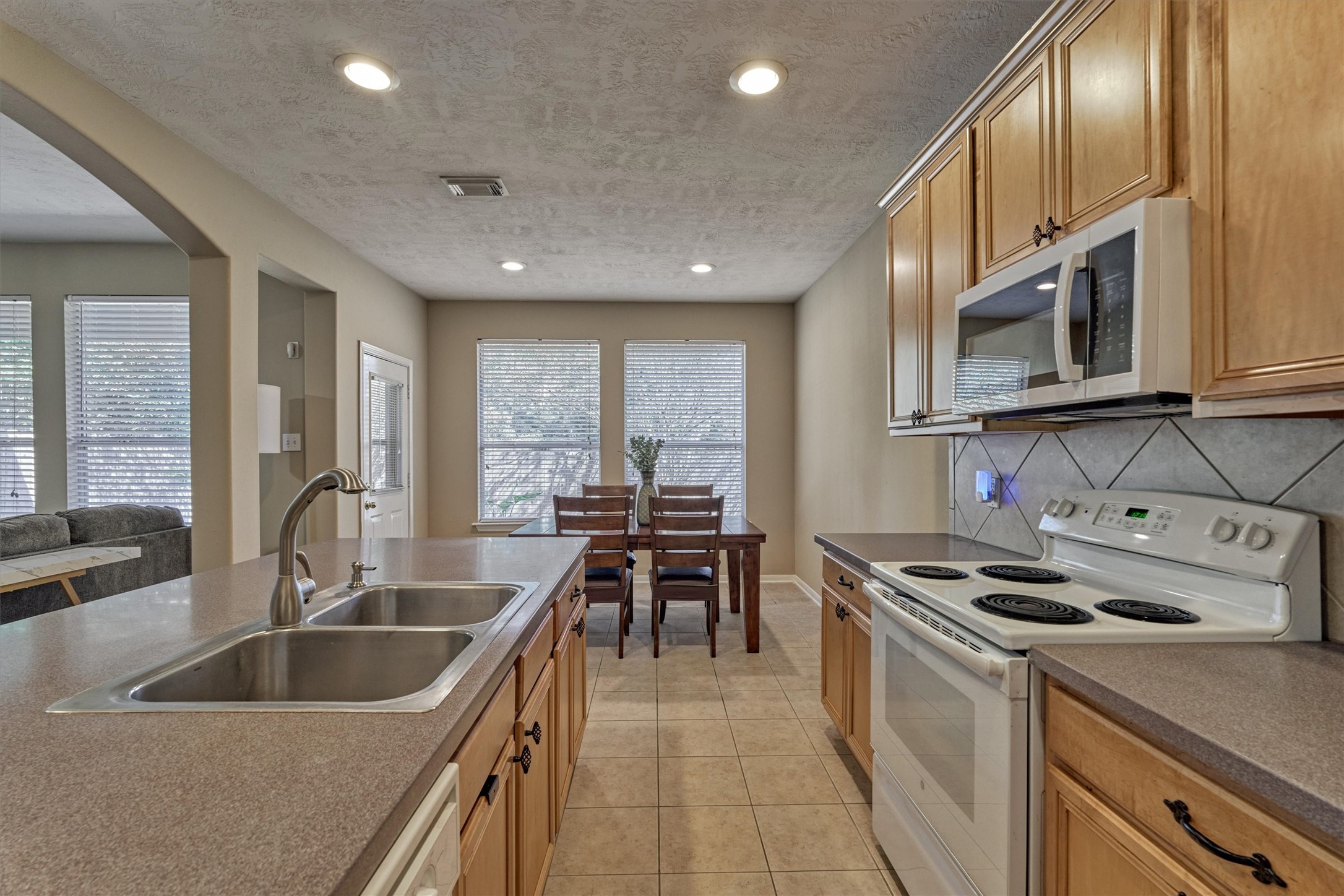 38 E Burberry Circle, The Woodlands, TX 77384