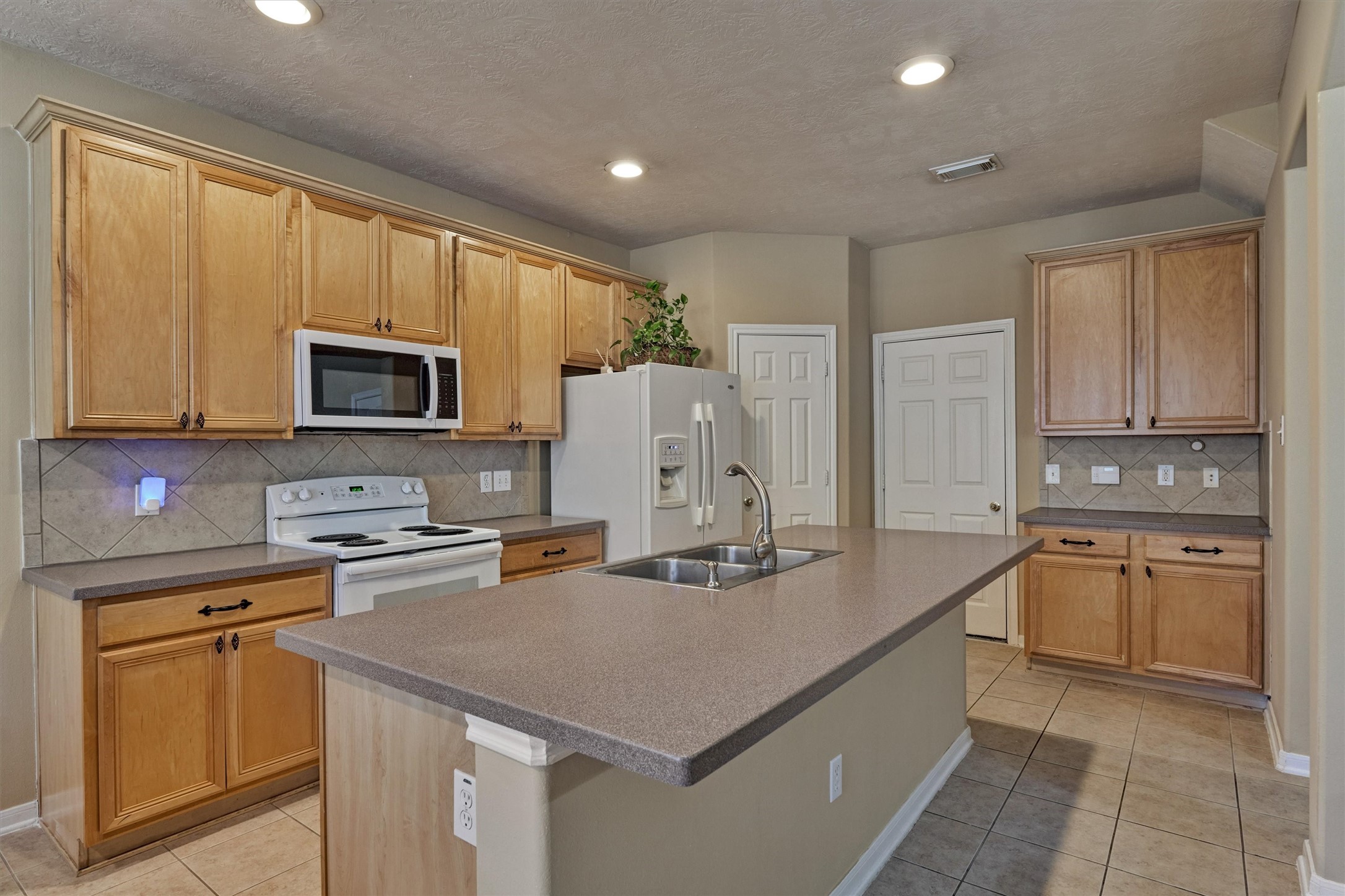 38 E Burberry Circle, The Woodlands, TX 77384
