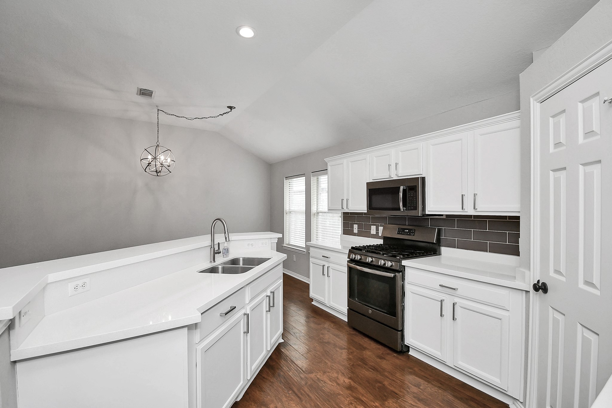 5102 Chase Park Court, Bacliff, TX 77518