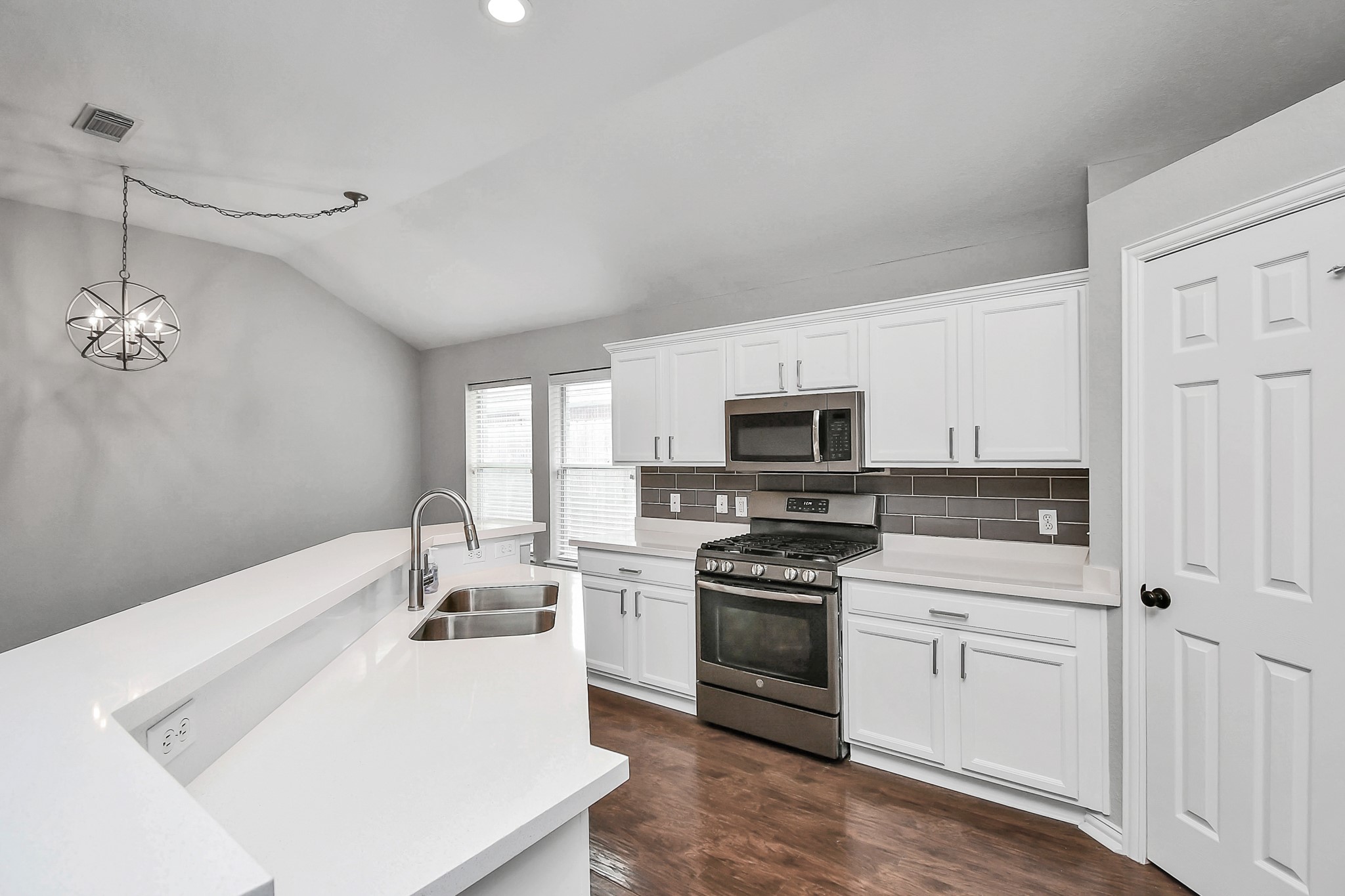 5102 Chase Park Court, Bacliff, TX 77518
