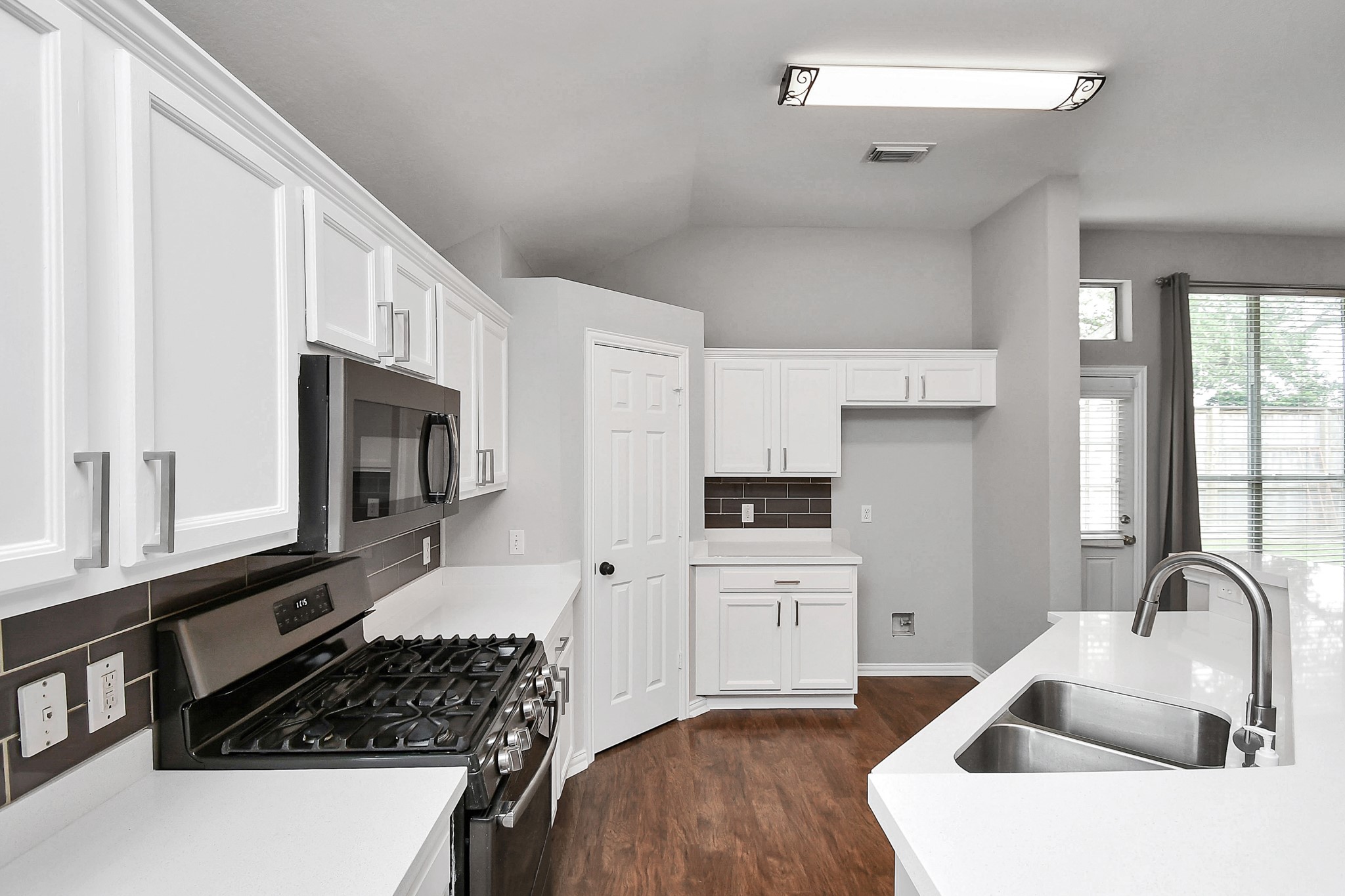 5102 Chase Park Court, Bacliff, TX 77518