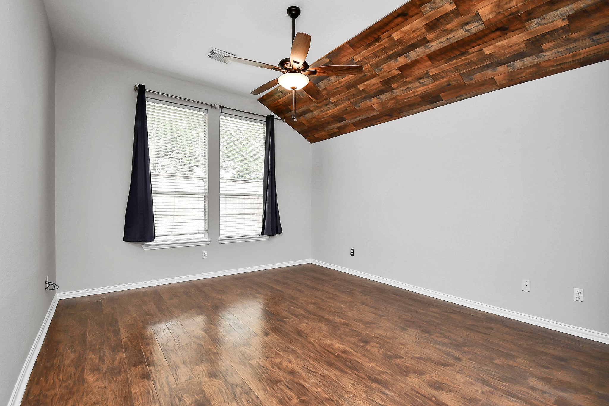 5102 Chase Park Court, Bacliff, TX 77518