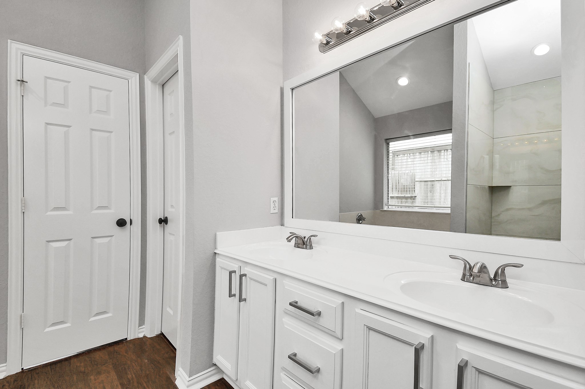 5102 Chase Park Court, Bacliff, TX 77518