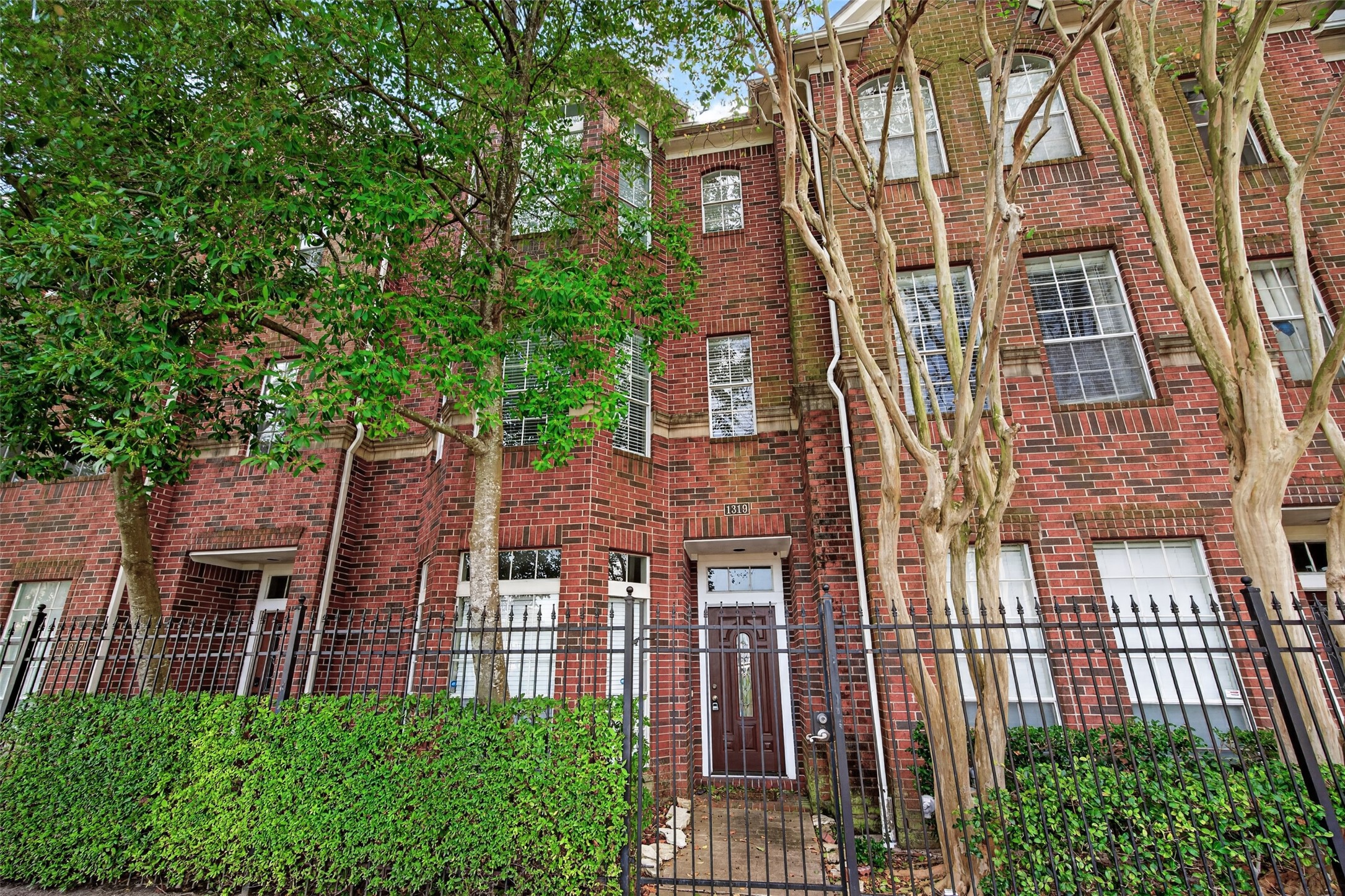 Beauiful brick build townhome conviniently located in Midtown