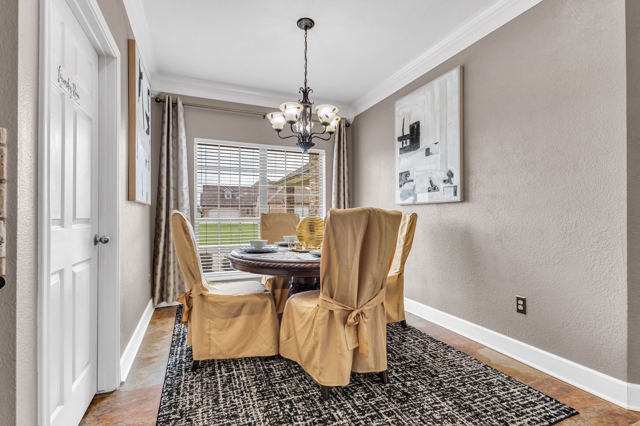 Cozy breakfast area located just off the kitchen, with a large window offering plenty of natural light and a pleasant space to enjoy everyday meals.