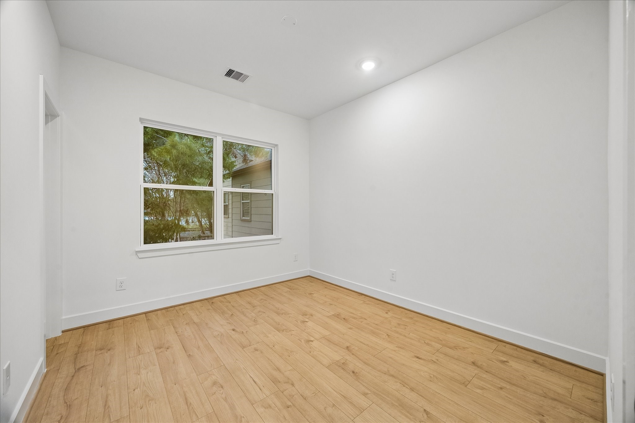 The 2nd secondary bedroom.