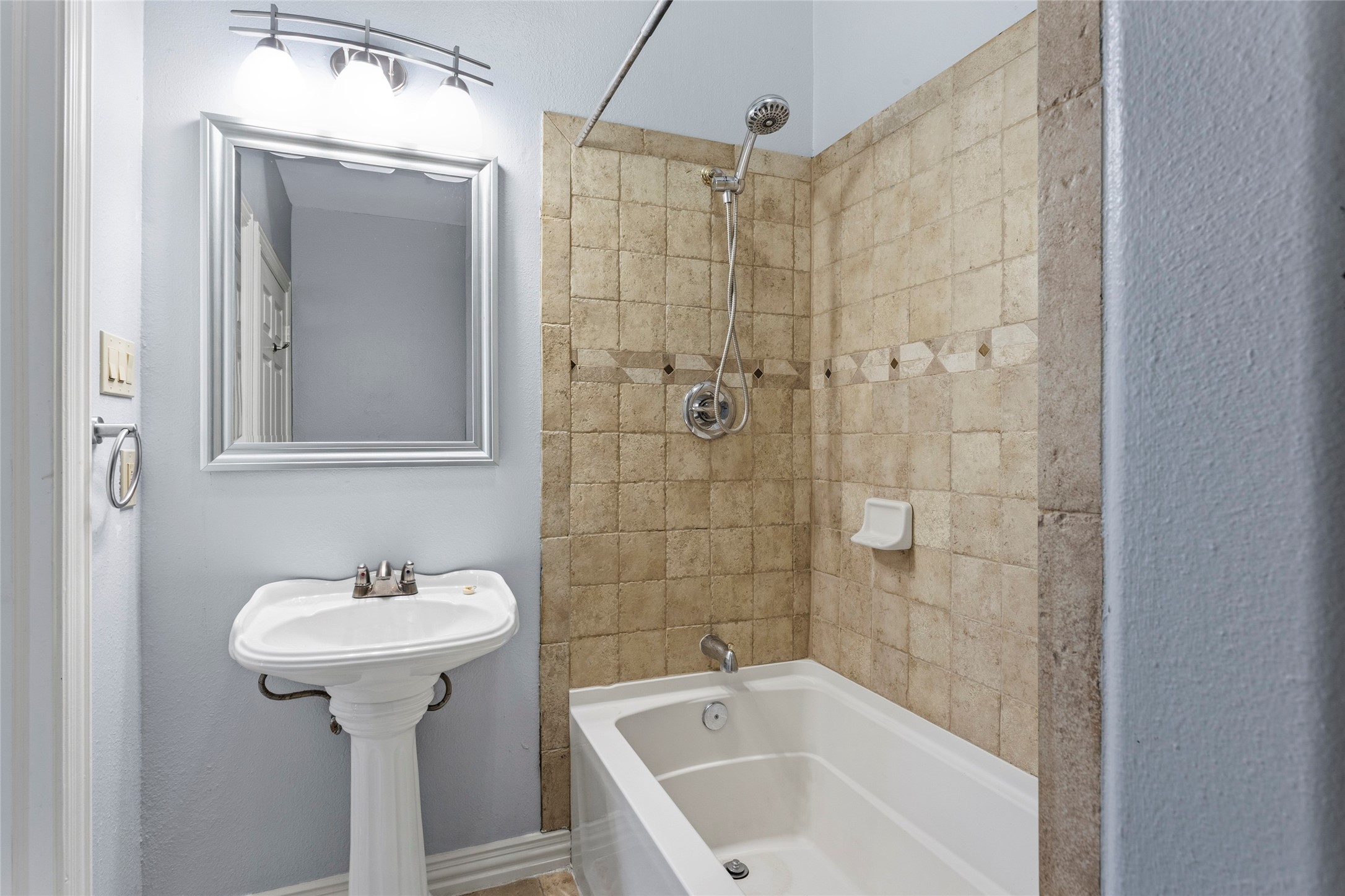 2535 Broadway Street, San Leon, TX 77539