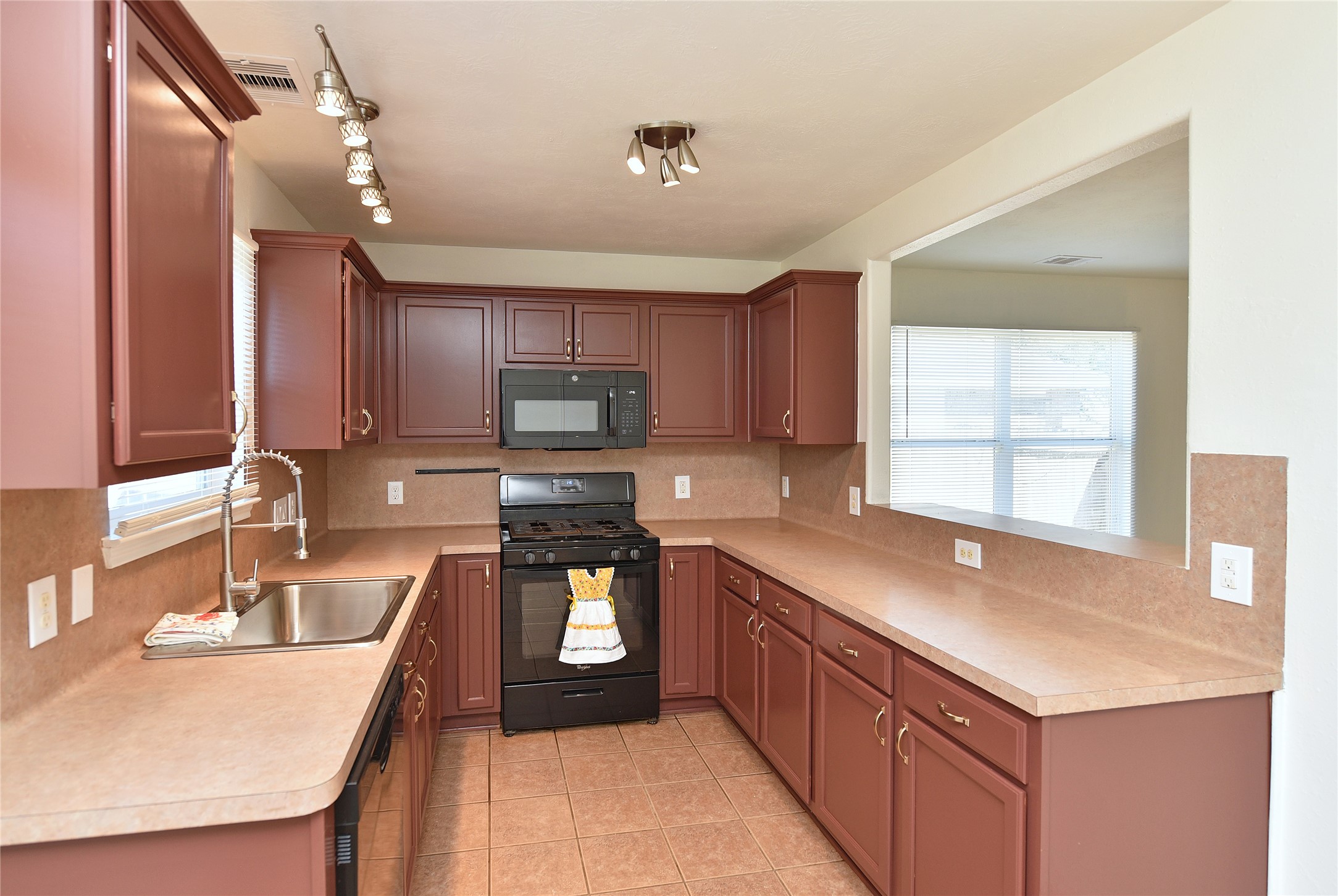 Aother view of the kitchen.