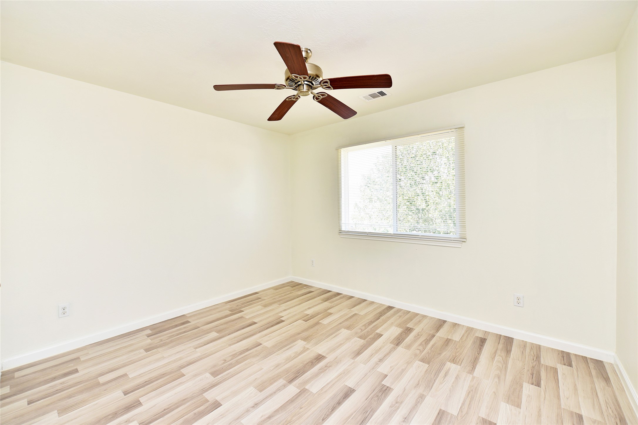 Secondary bedroom.