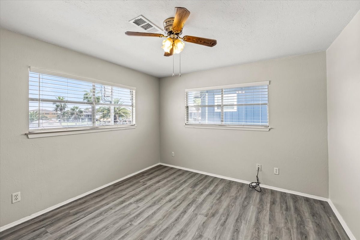 997 Redfish Street, Bayou Vista, TX 77563