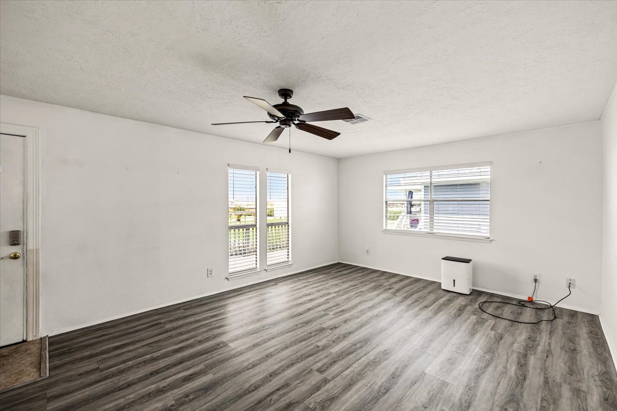 997 Redfish Street, Bayou Vista, TX 77563