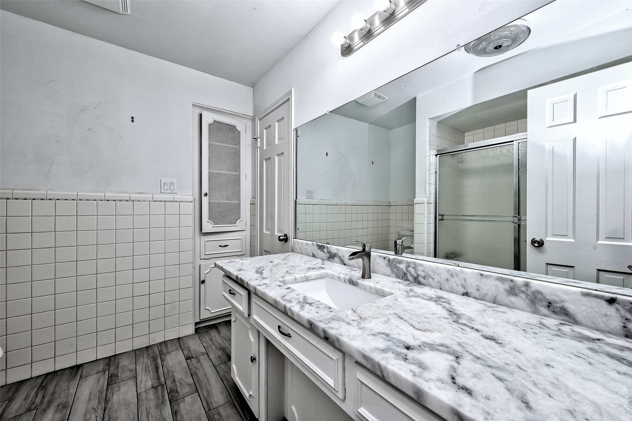 2nd bathroom opened to hallway