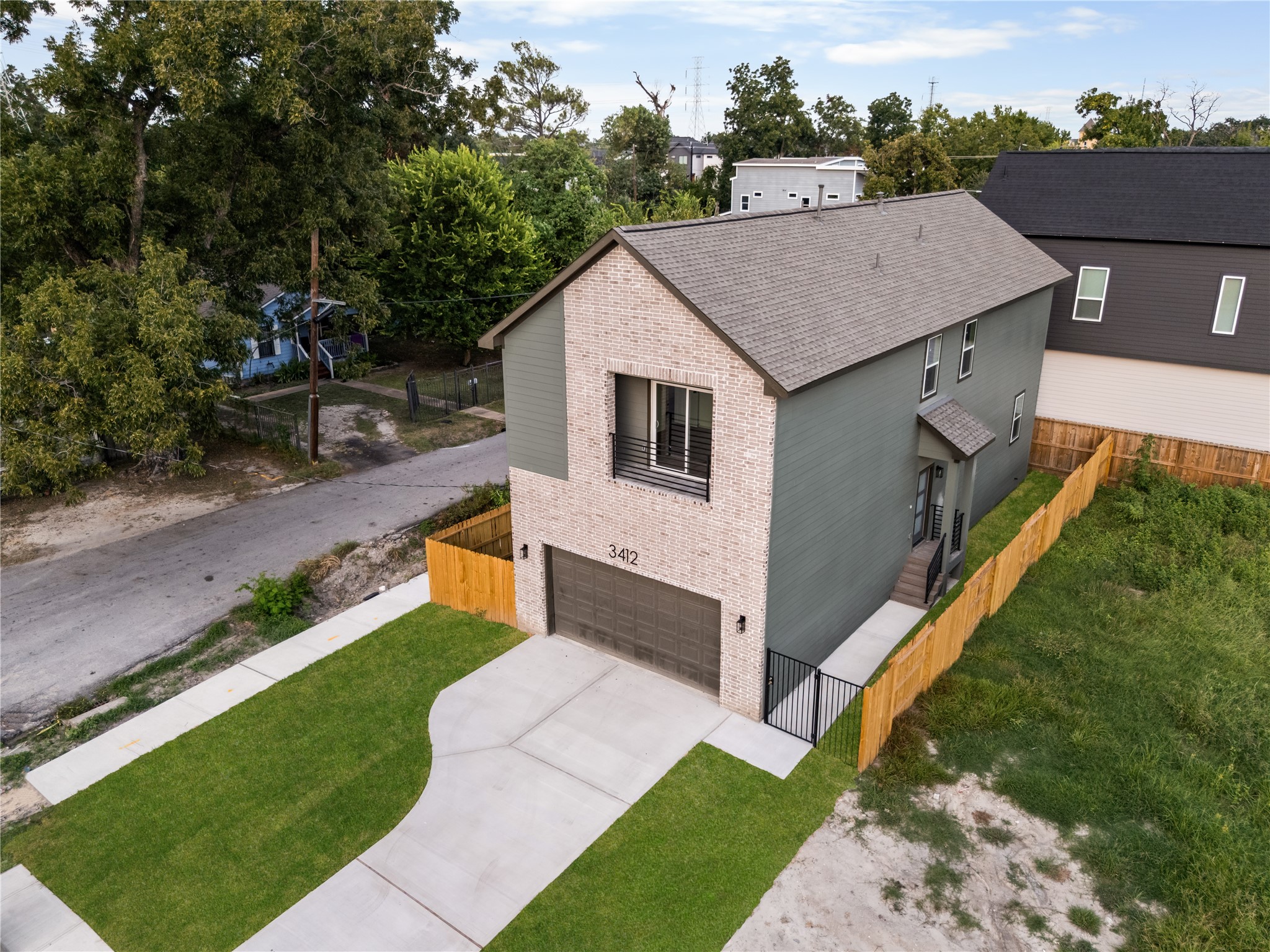 From its private balcony and two-car garage to its fenced yard and gated entry, 3412 Cortlandt pairs clean,
contemporary design with the comfort and privacy of a single-family home.