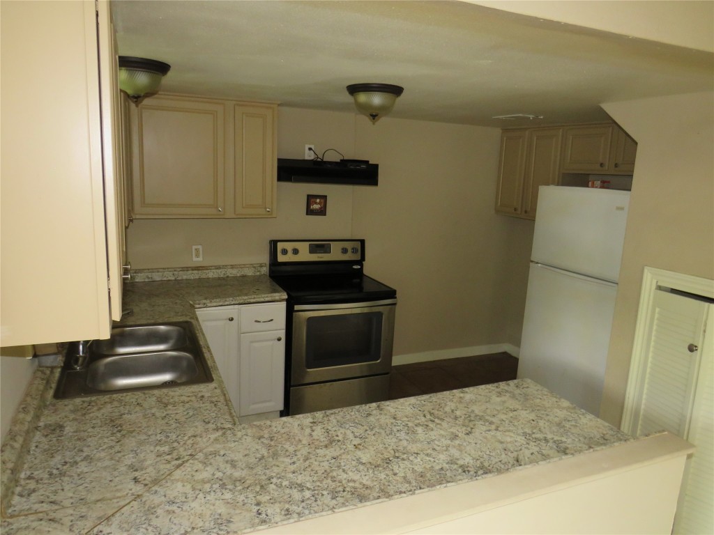 7102 N Highway 6, Hitchcock, TX 77563