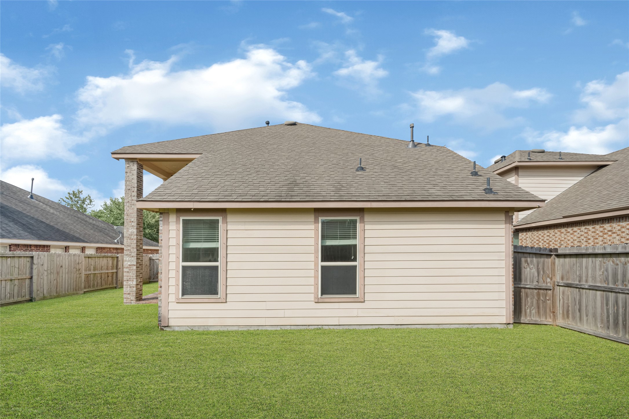 6806 Hunters Trace Lane, Baytown, TX 77521